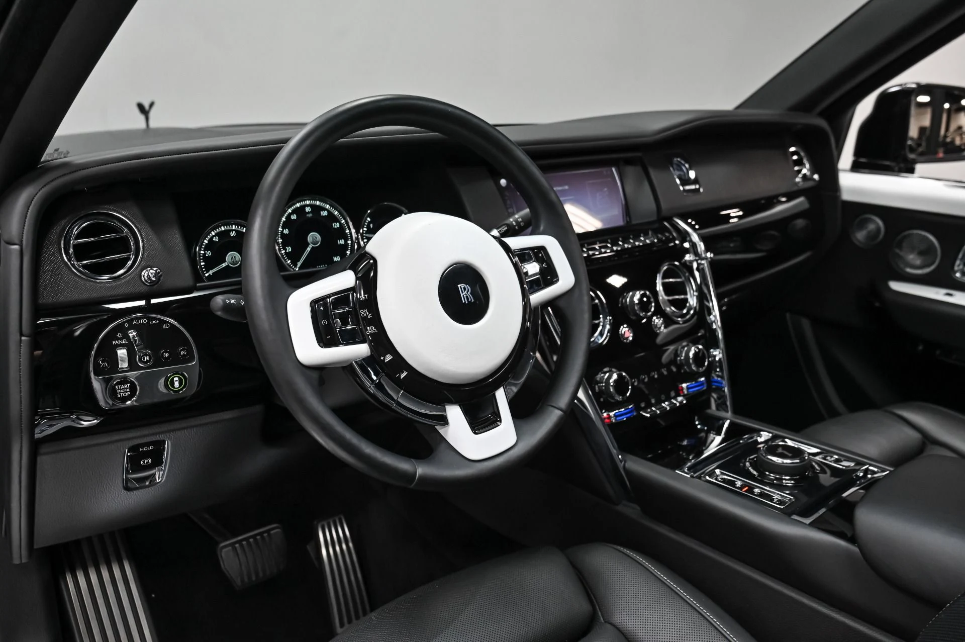 mph006_825639975_Used_2019_Rolls_Royce_Cullinan_1761408905_cbbf7409c0