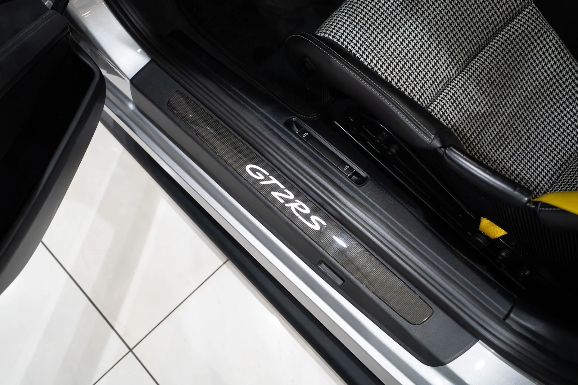 mph006_865646461_11863_p7_l_ced7be0328