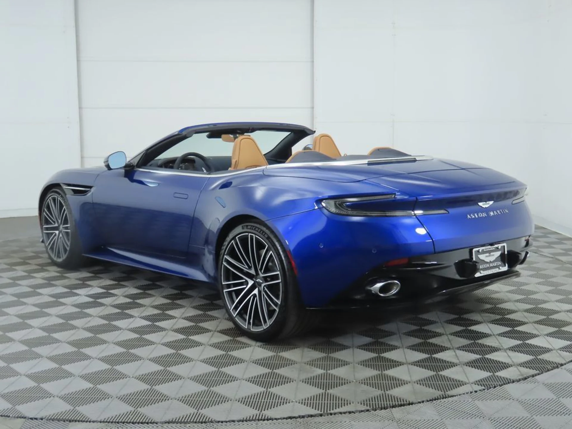 mph006_873981511_used_2026_aston_martin_db12_volante_8119_23037586_7_1024_04cb72f56a