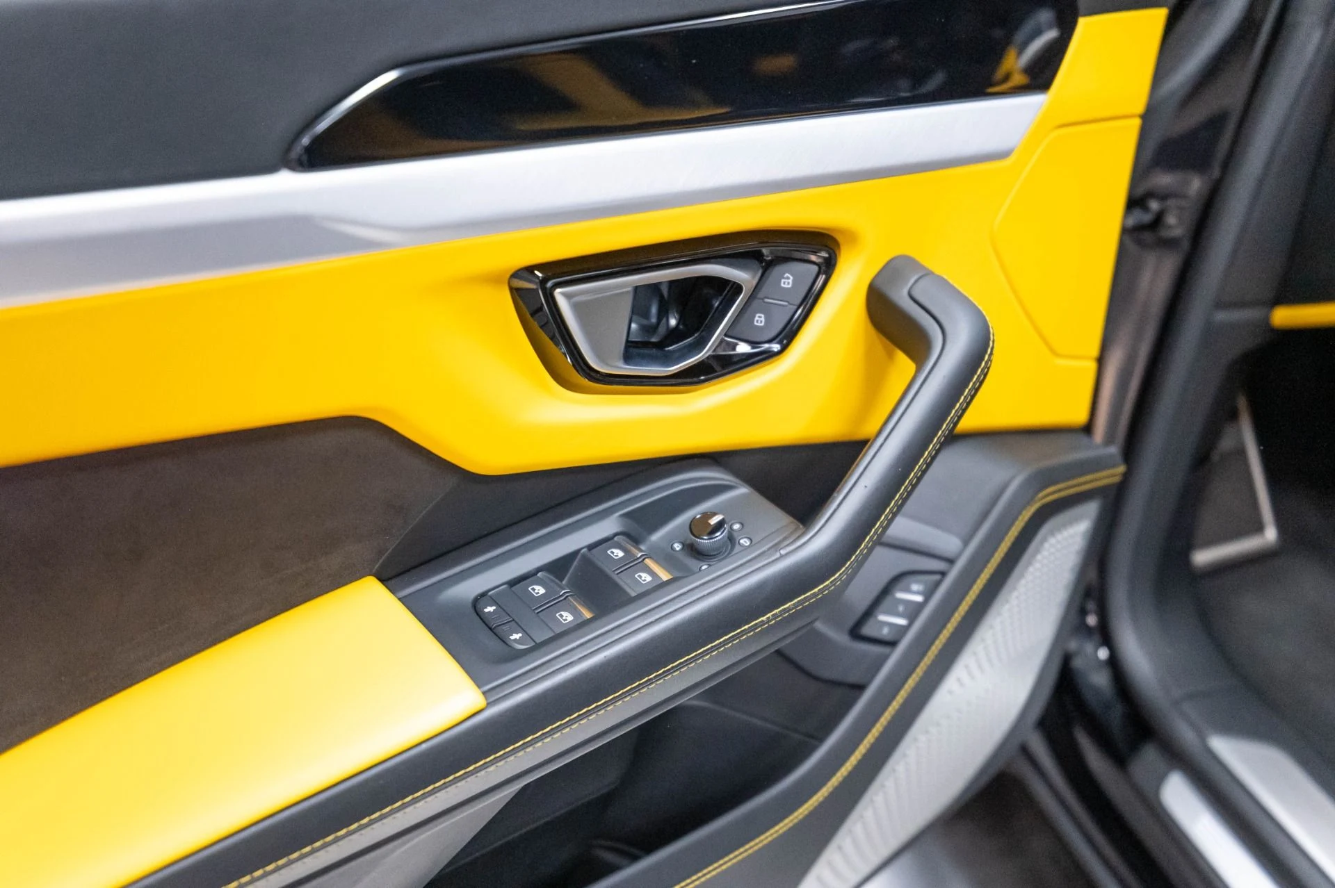 mph006_876865124_Used_2019_Lamborghini_Urus_1786984868_a470576453