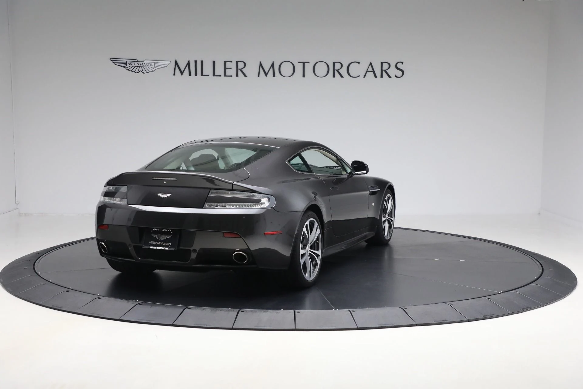 mph006_896700081_Used_2011_Aston_Martin_V12_Vantage_131e67884a