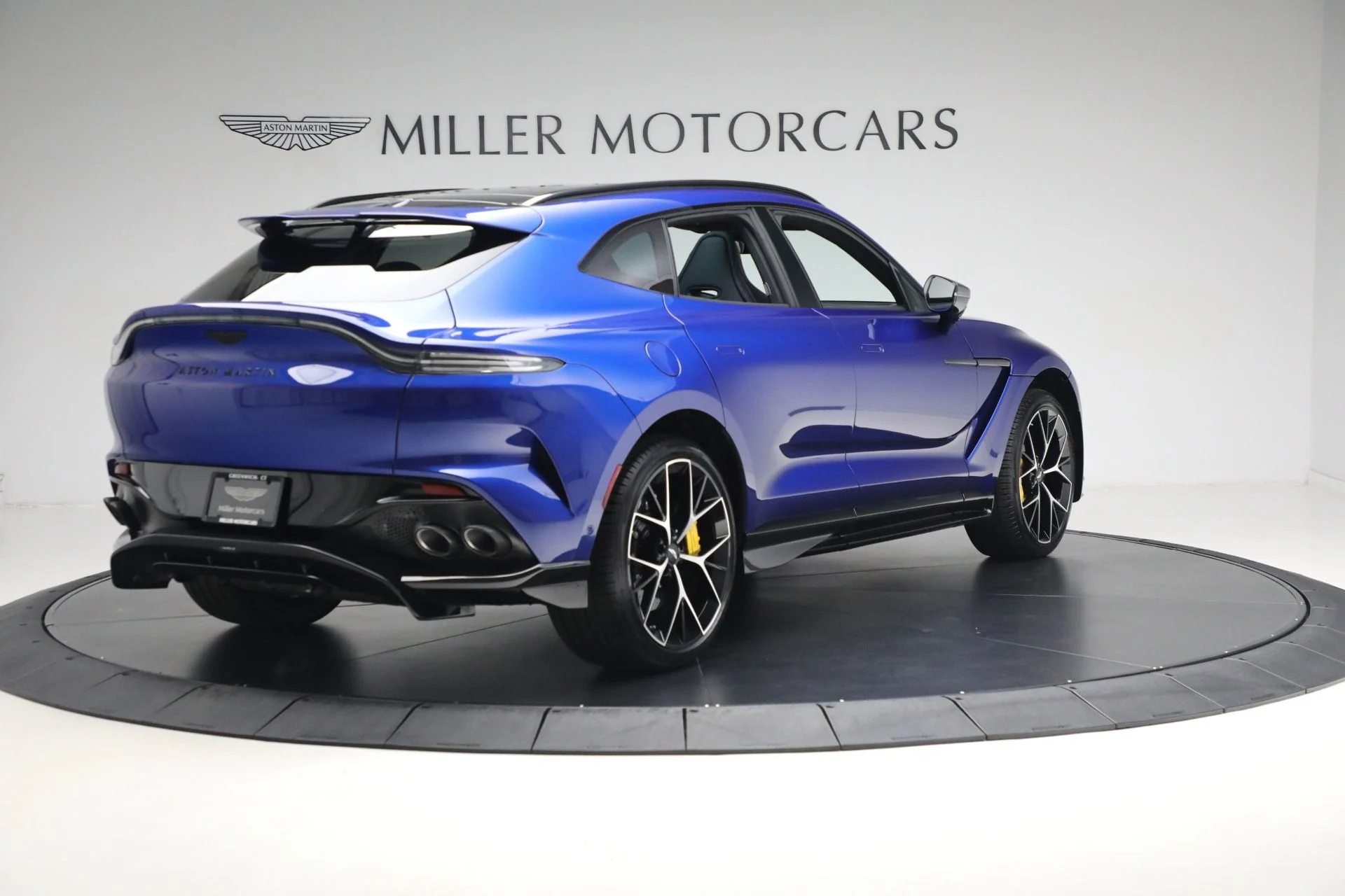 mph006_904059005_New_2025_Aston_Martin_DBX_707_707_781a313acb