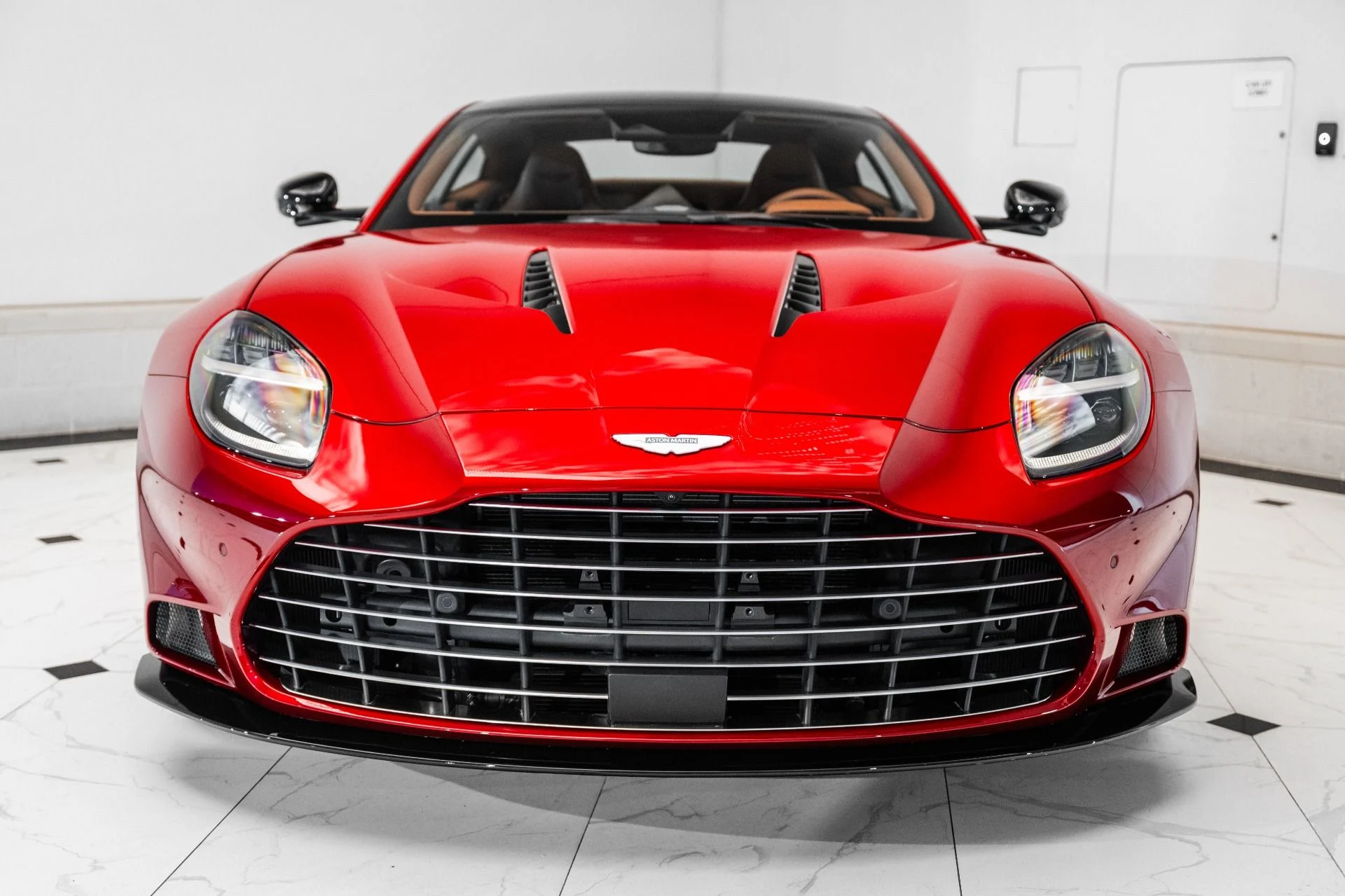 mph006_909280320_Used_2025_Aston_Martin_Vanquish_1751746222_fbbd3c3c52