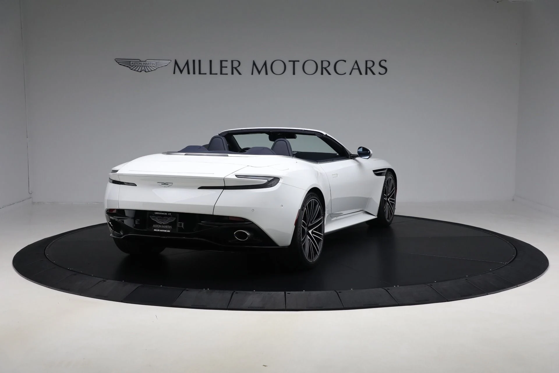 mph006_938300412_Used_2024_Aston_Martin_DB_12_Volante_7dfa6d1e6a