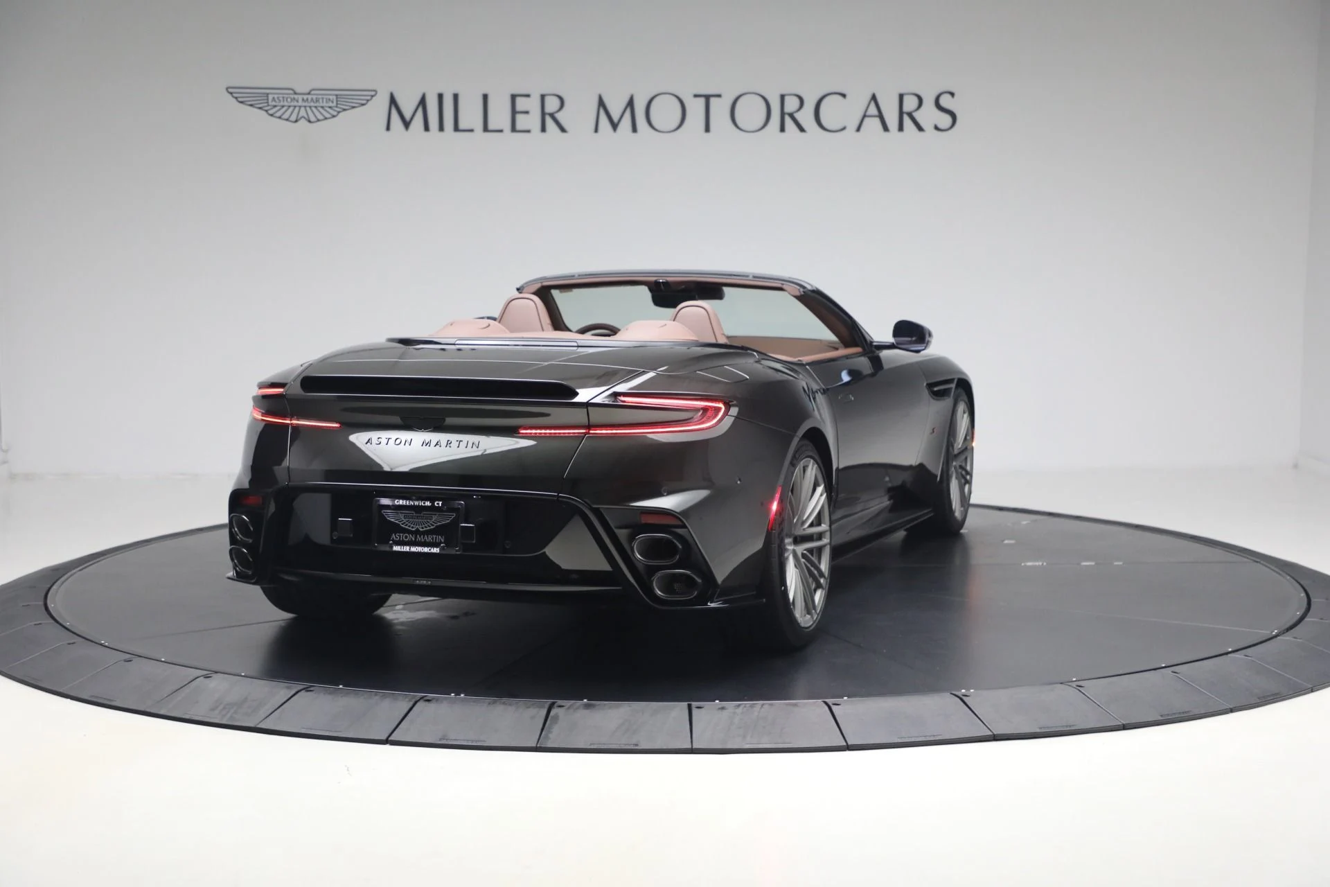 mph006_940405802_New_2026_Aston_Martin_DB_12_S_Volante_1787328919_0f4ceba013