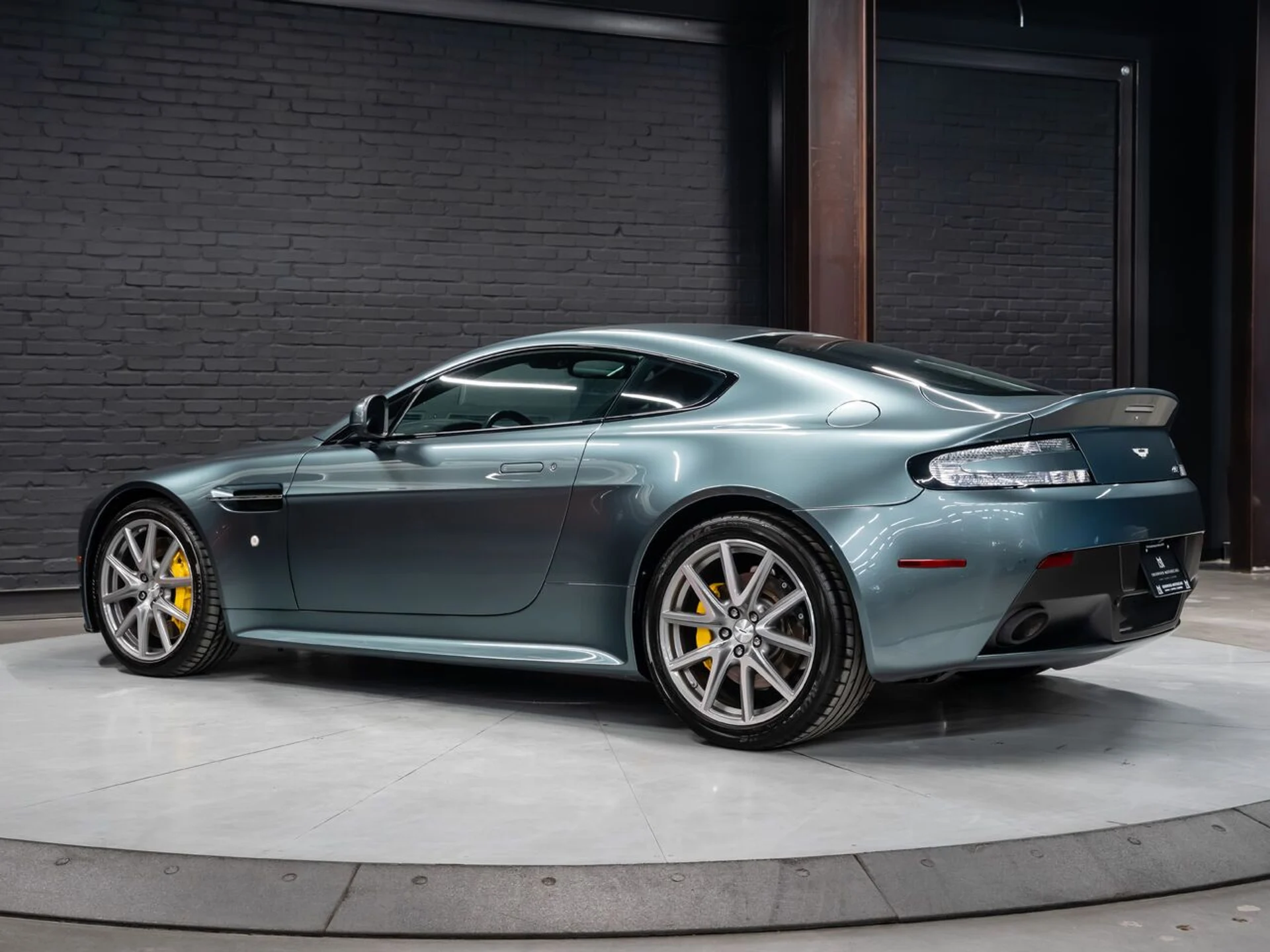 mph006_956668466_aston_martin_v8_vantage_2015_1b221f0153