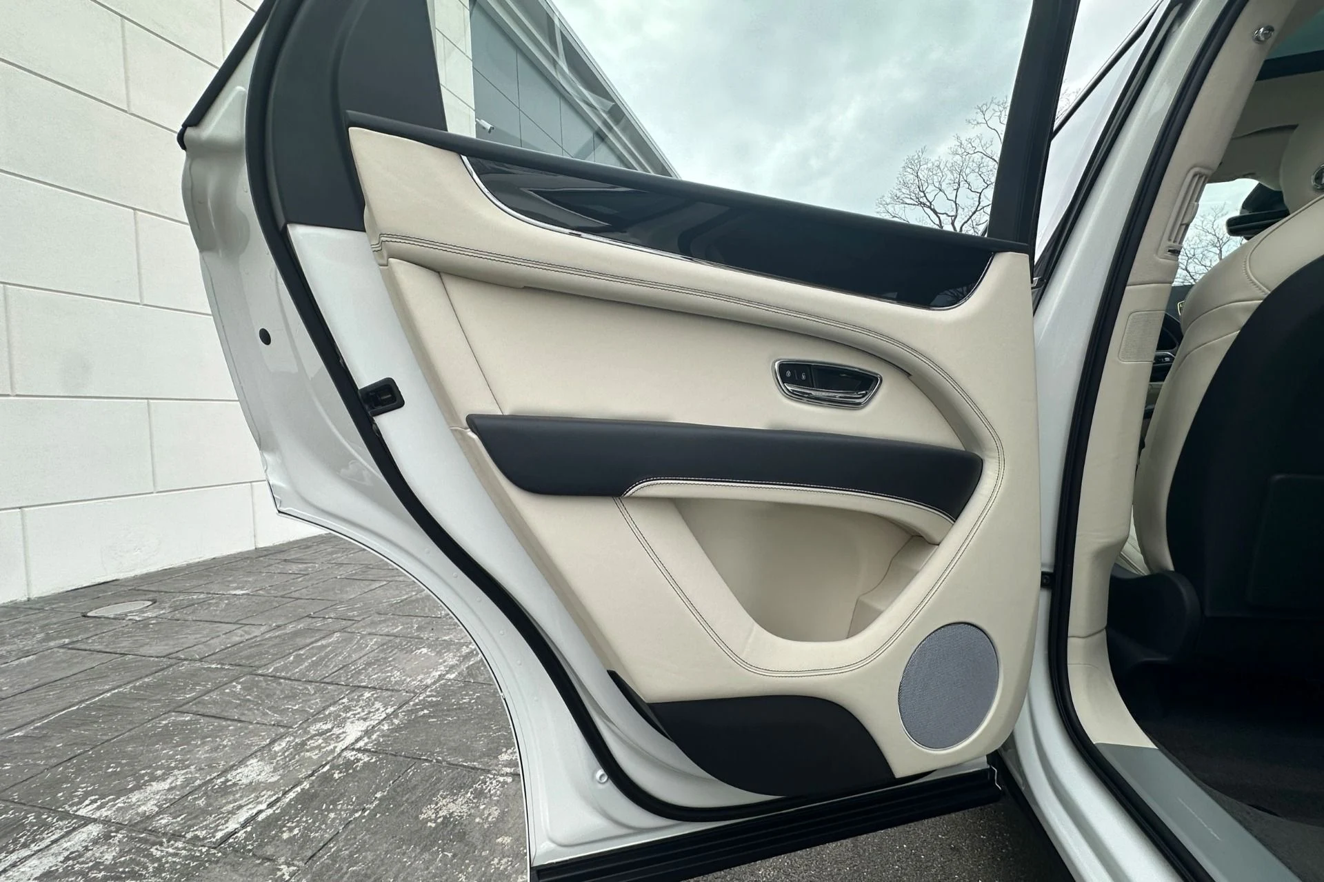 mph006_972386453_New_2026_Bentley_Bentayga_V8_1775834821_22958e84a8