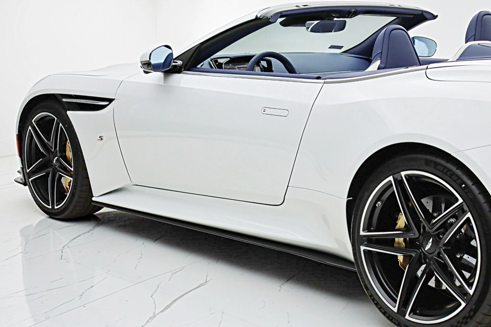 mph007_1035202388_New_2026_Aston_Martin_DB_12_S_Volante_e8e3d62f5a