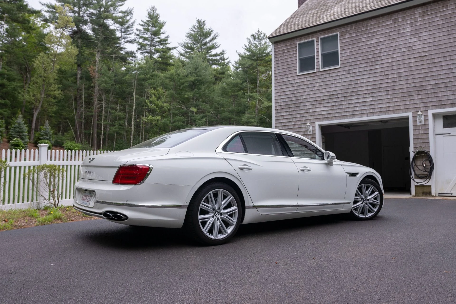 mph007_1048140380_Used_2024_Bentley_Flying_Spur_V8_1779398452_93964e5ce1