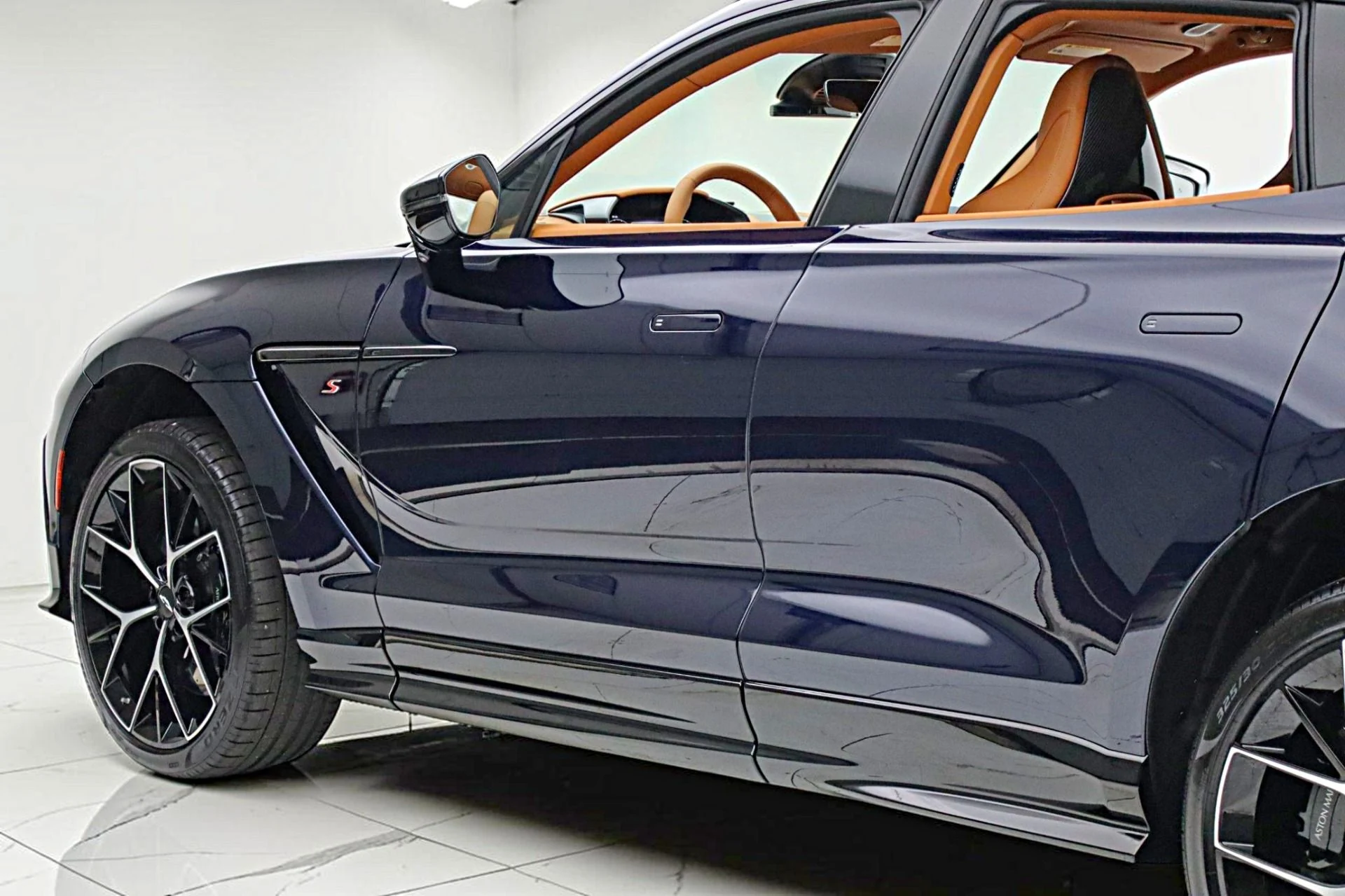 mph007_1057384618_New_2026_Aston_Martin_DBX_S_a39648a29a