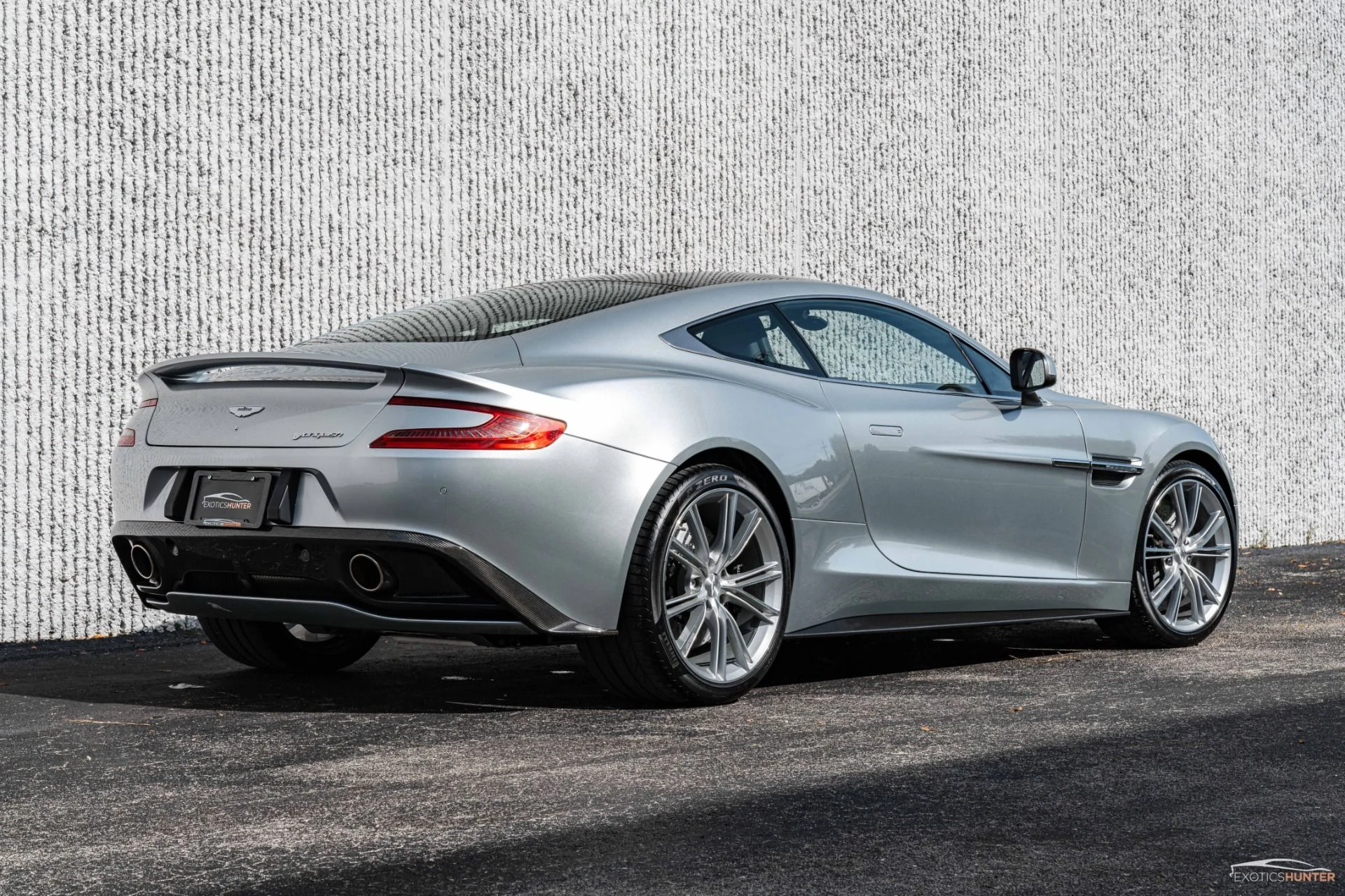 mph007_1061654740_Used_2014_Aston_Martin_Vanquish_Iconic_Skyfall_Silver_w_One77_Steering_Wheel_Carbon_Roof_1721934406_c66930fc34
