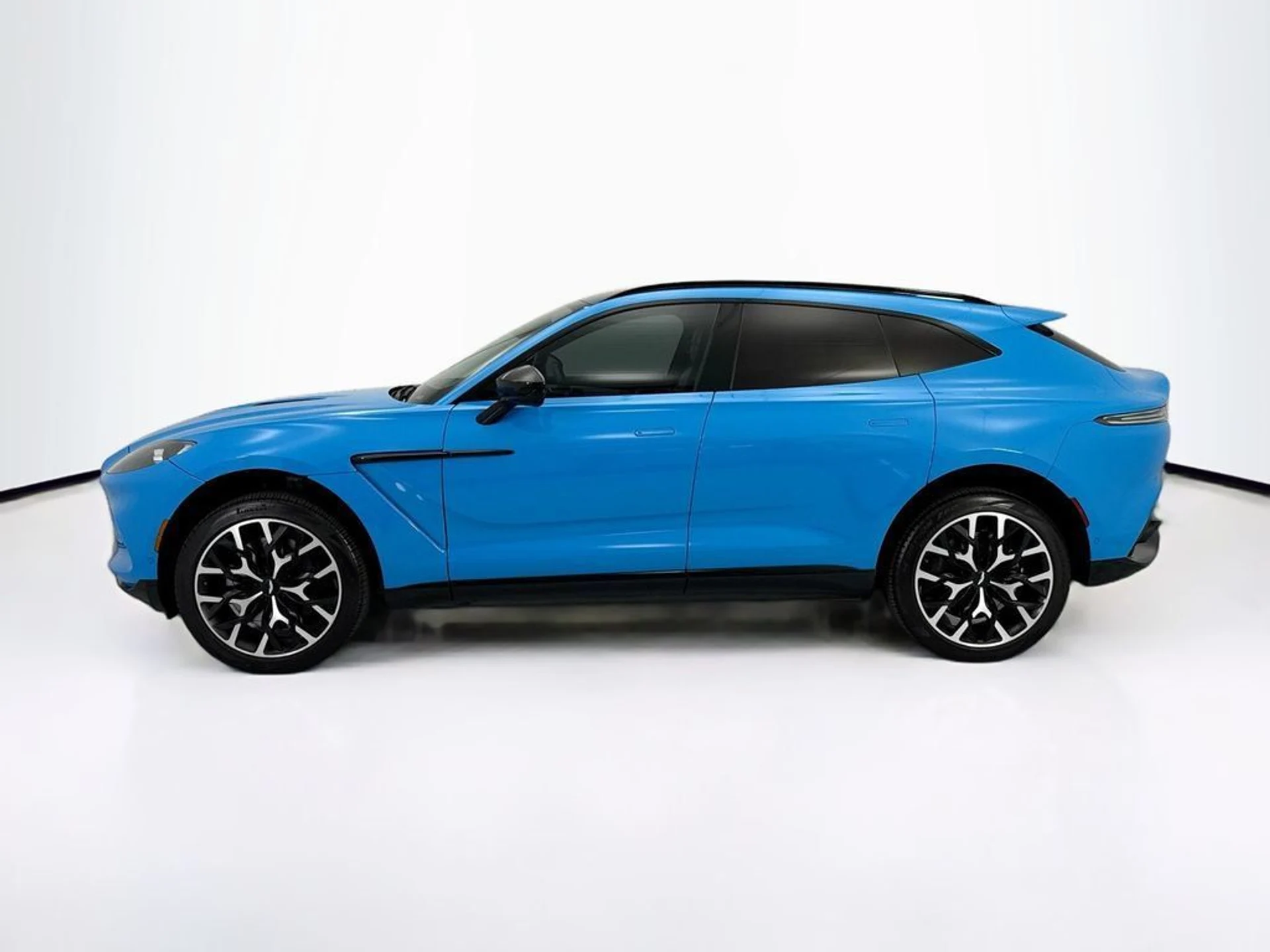 mph007_1061809833_used_2022_aston_martin_dbx_awd_8119_23031859_8_1024_8e8bdca594