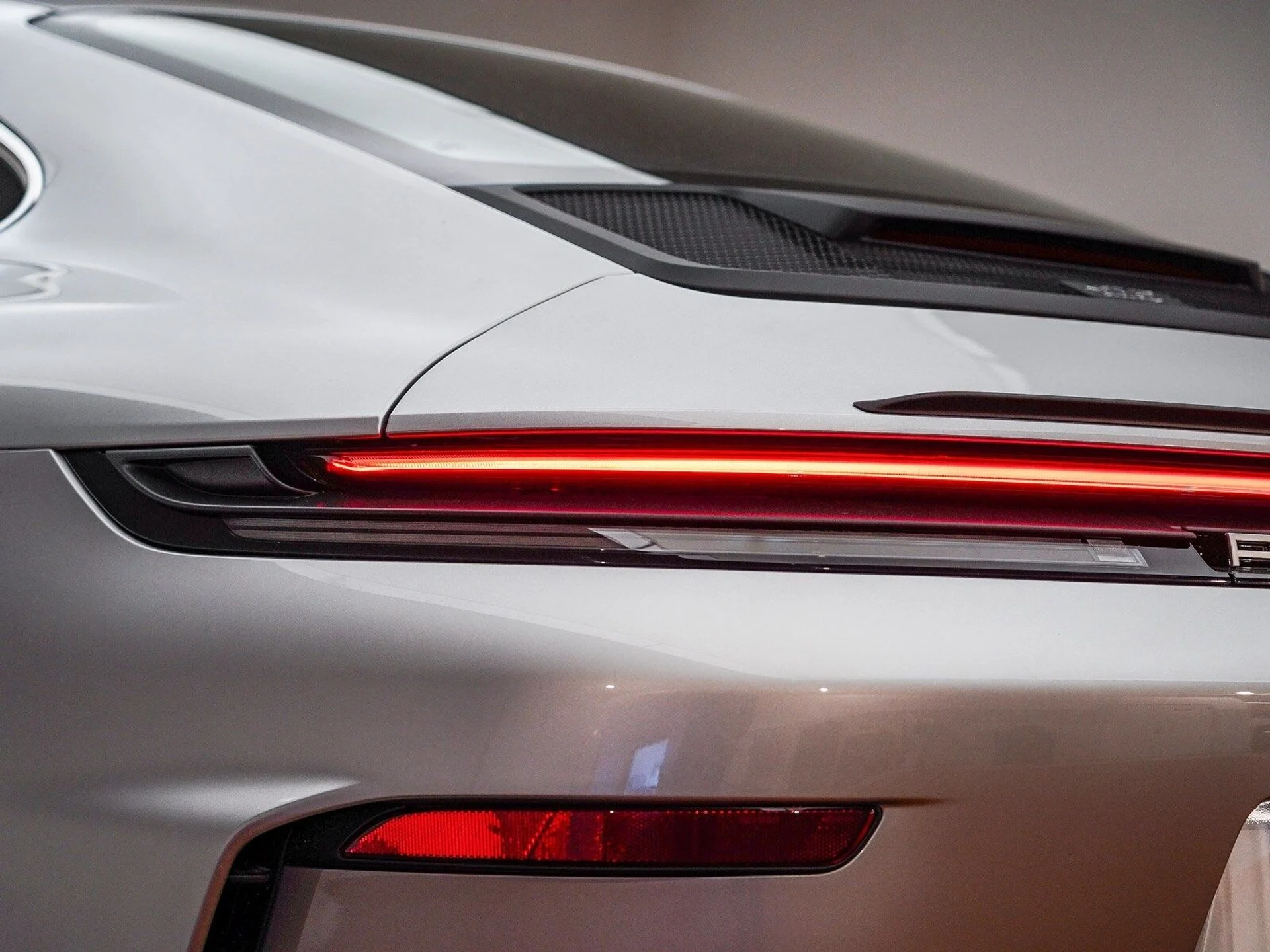 mph007_1076215703_dce015f10b15b6a13a087614cc1b3e8bx_97822c7bf5