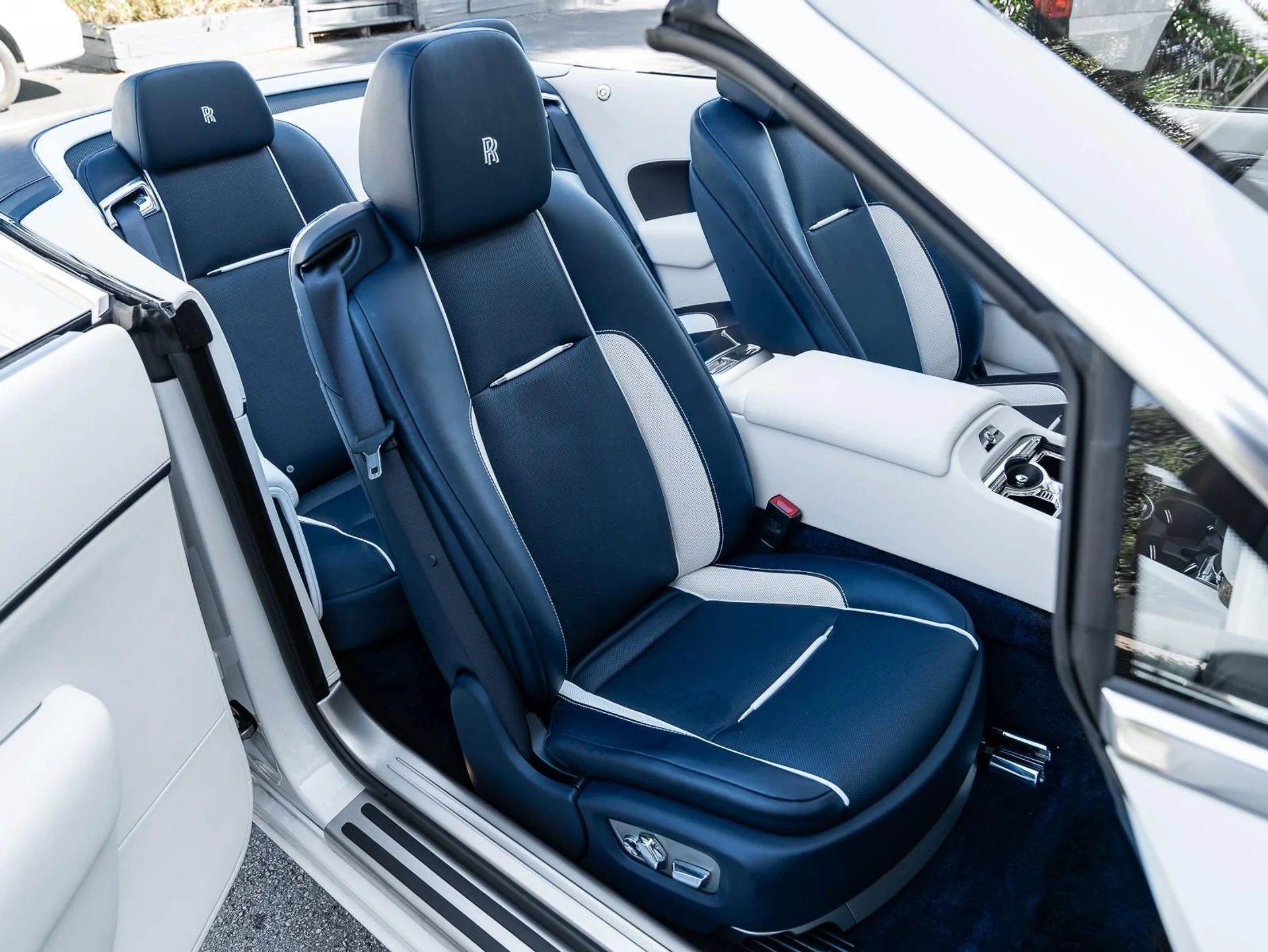 mph007_1081434605_Used_2019_Rolls_Royce_Dawn_1761832840_2491513bb7