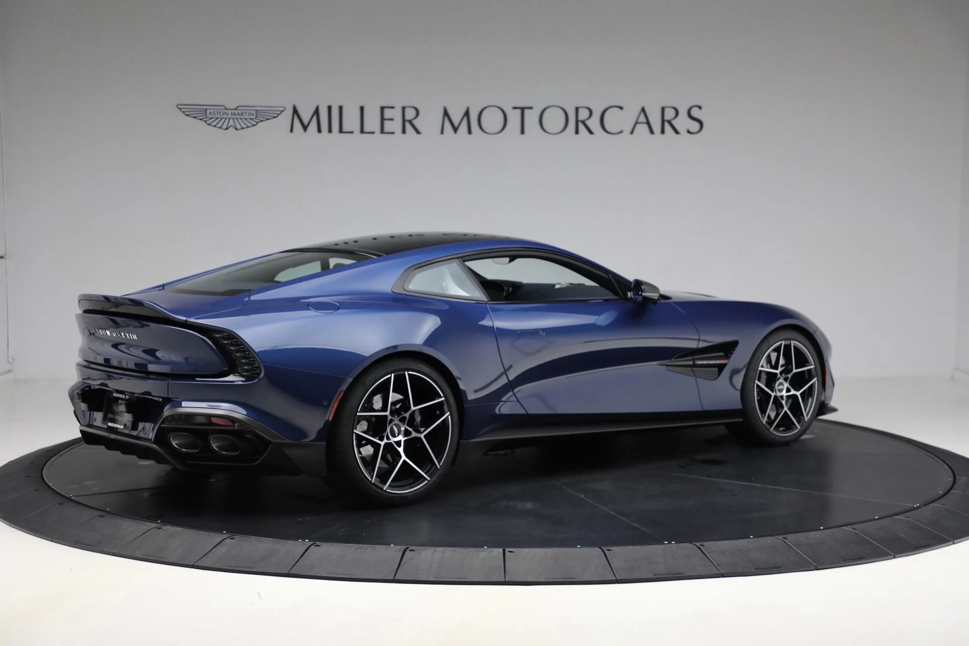 mph007_1085810338_New_2025_Aston_Martin_Vanquish_1735676879_d11c54e4a0