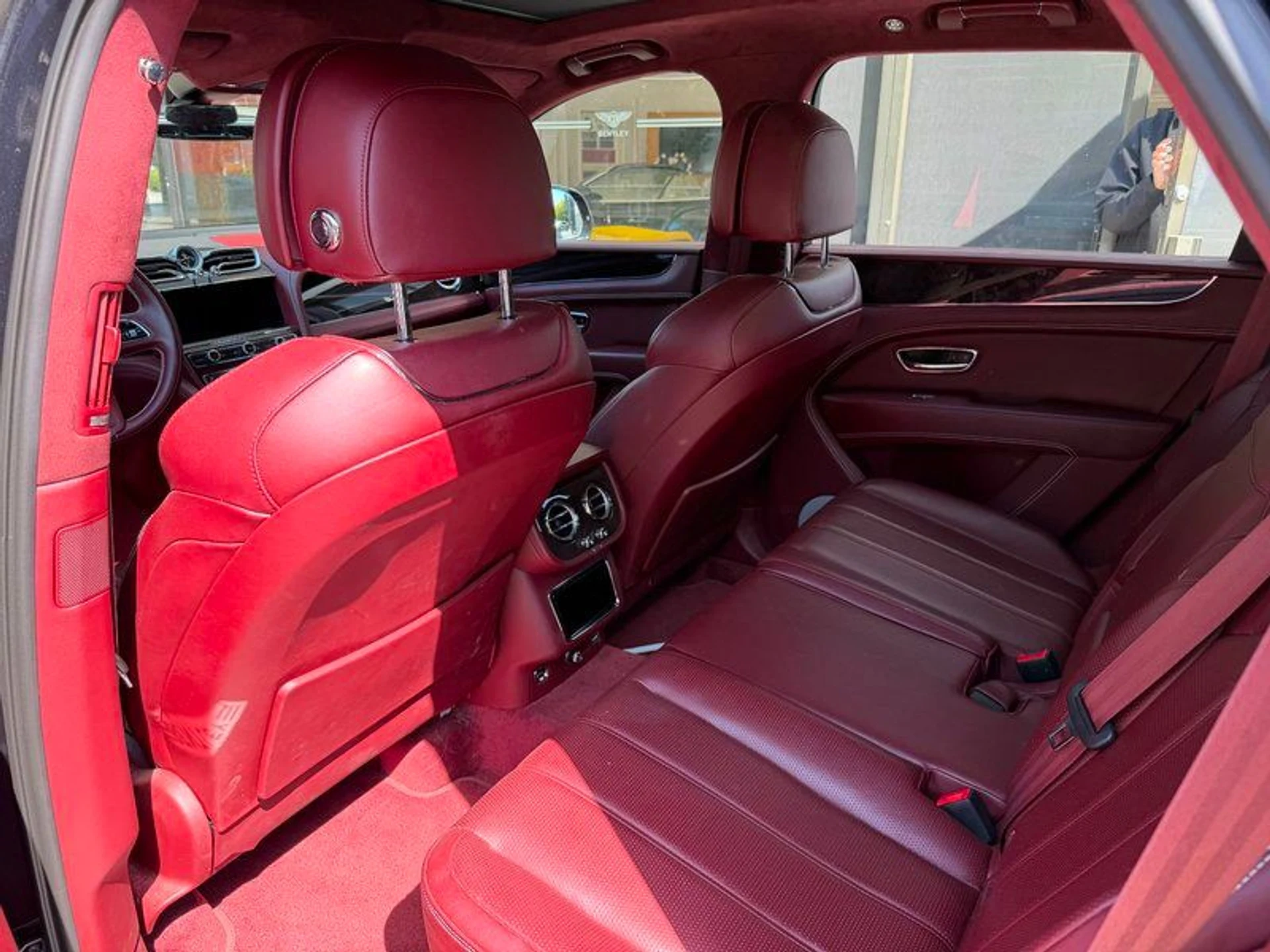 mph007_1087726598_38487562_00027_2021_bentley_bentayga_008_a646d52a55
