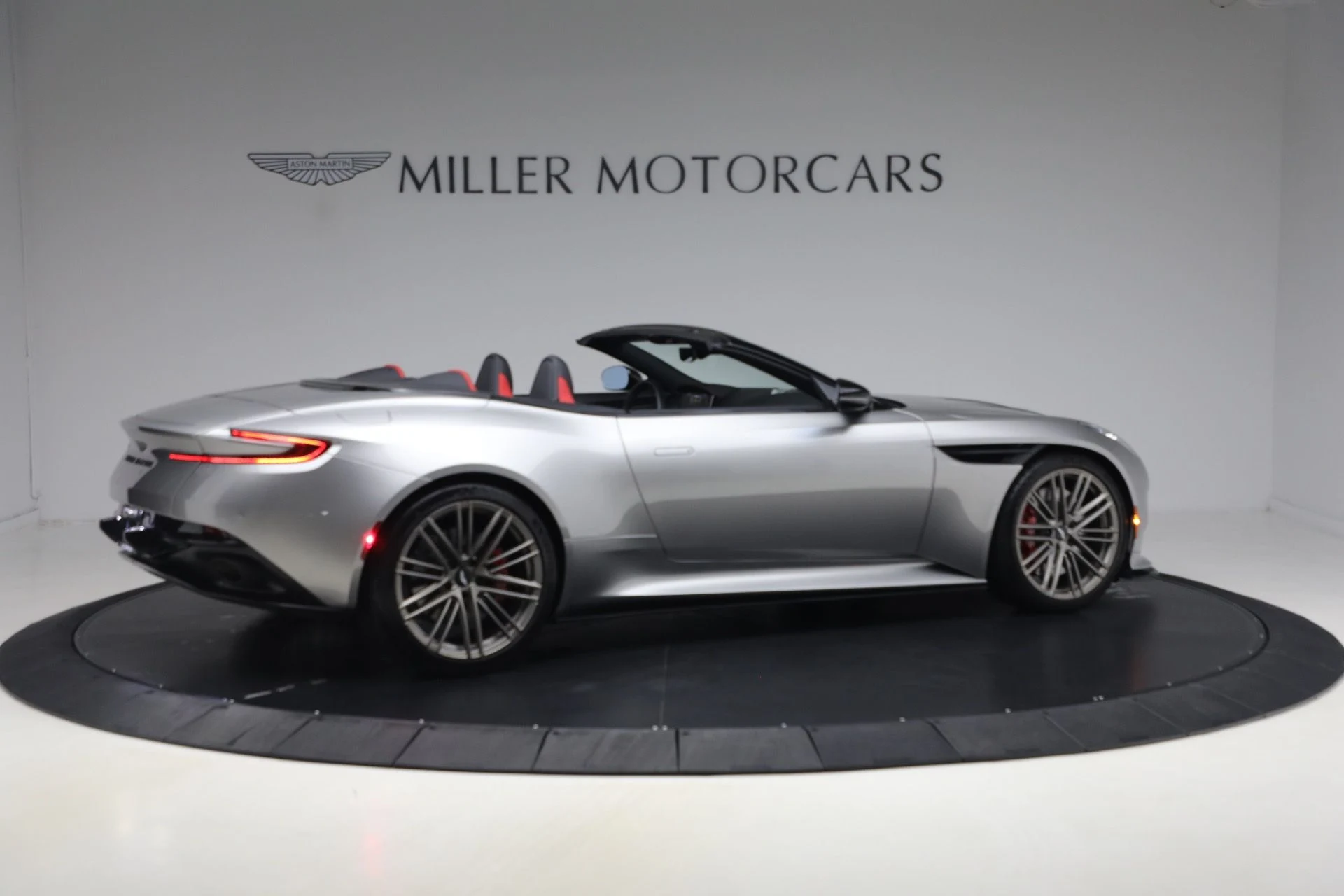 mph007_1088589136_Used_2024_Aston_Martin_DB_12_Volante_1789831142_e6c51f74f0