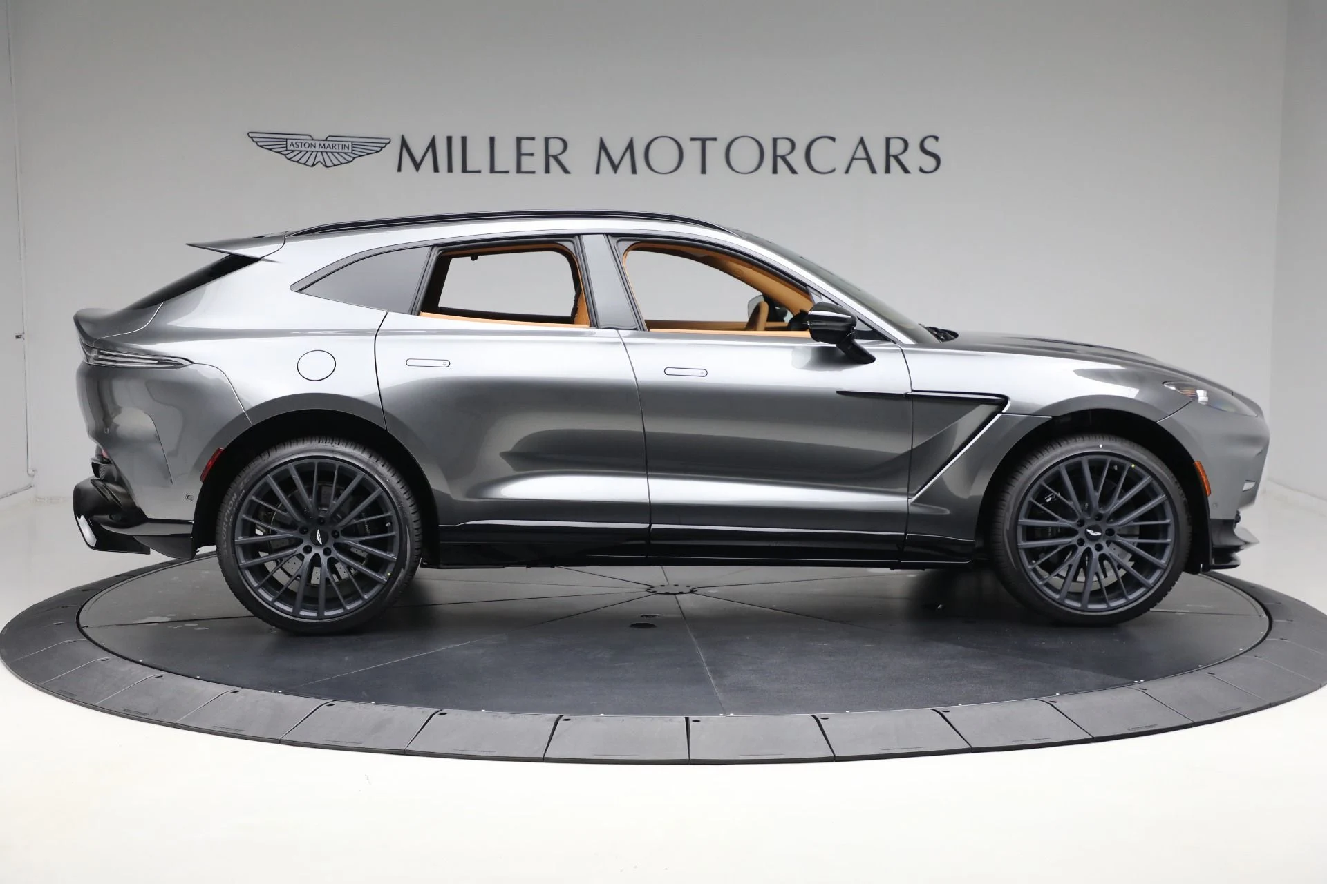 mph007_1088866795_New_2025_Aston_Martin_DBX_707_707_53aff09c8f