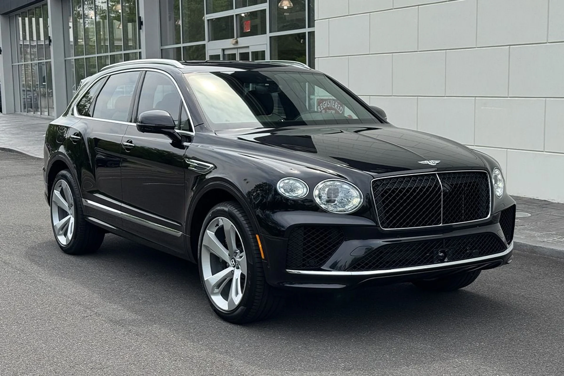 mph007_1095982901_New_2025_Bentley_Bentayga_V8_1749227501_6edbbea21e