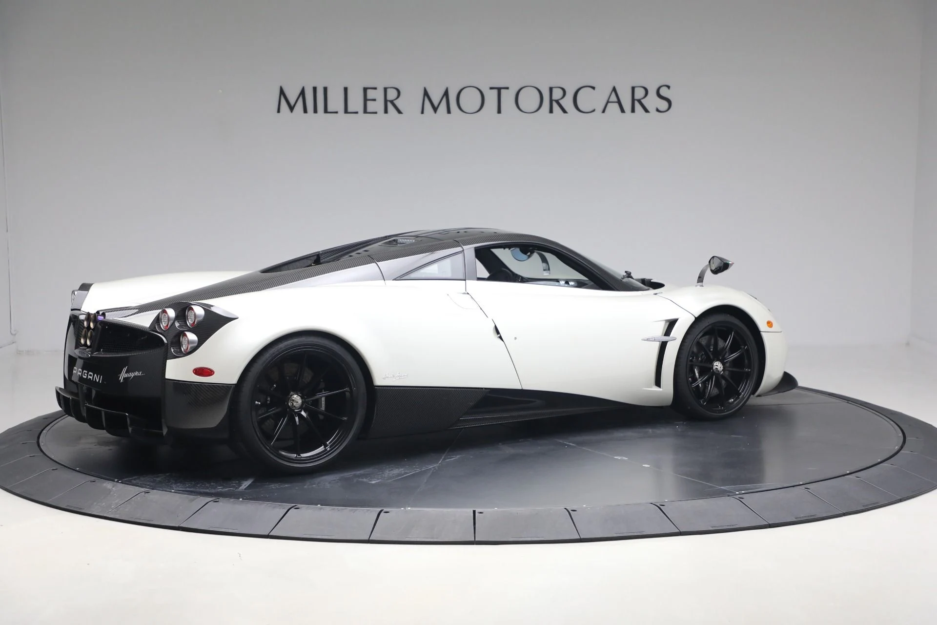 mph007_1102274137_Used_2014_Pagani_Huayra_Tempesta_1765914855_f97edab58e