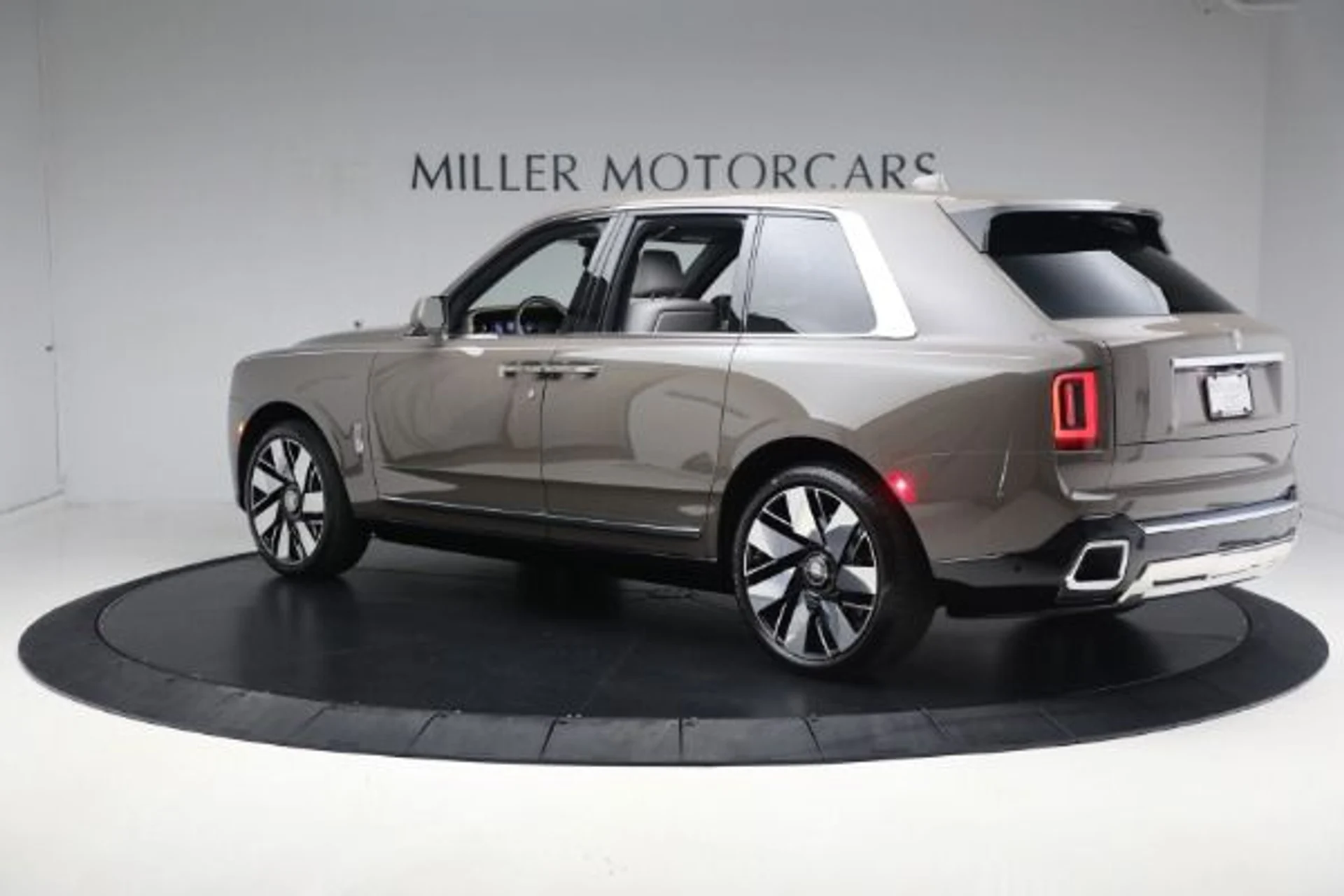 mph007_11170853_New_2025_Rolls_Royce_Cullinan_54a84e24d5