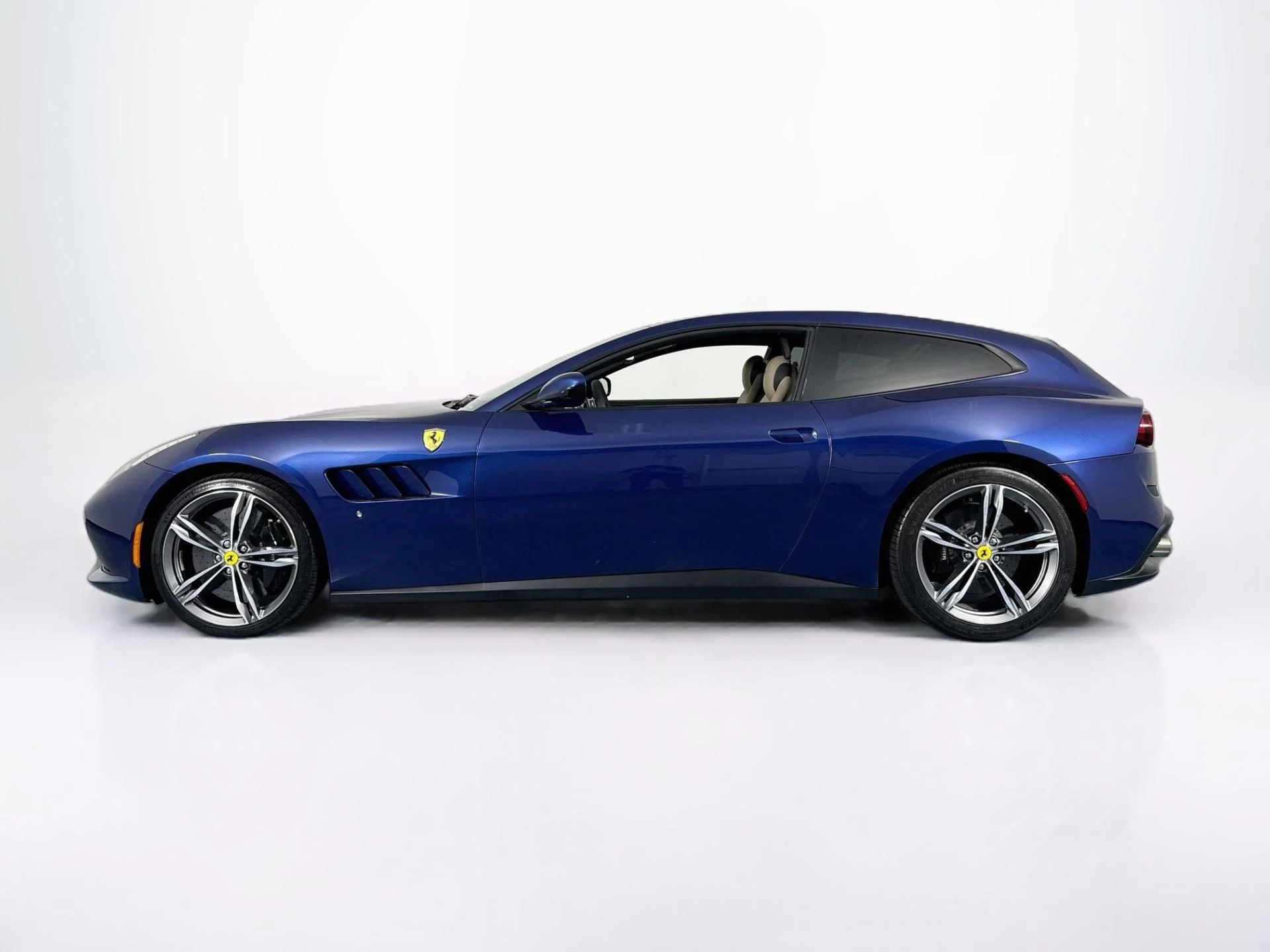 mph007_1158134770_Used_2019_Ferrari_GTC_4_Lusso_1792629157_31ad36fe85