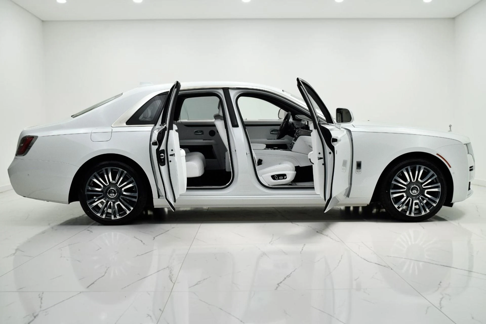mph007_1162902755_Used_2021_Rolls_Royce_Ghost_d7d127c9da