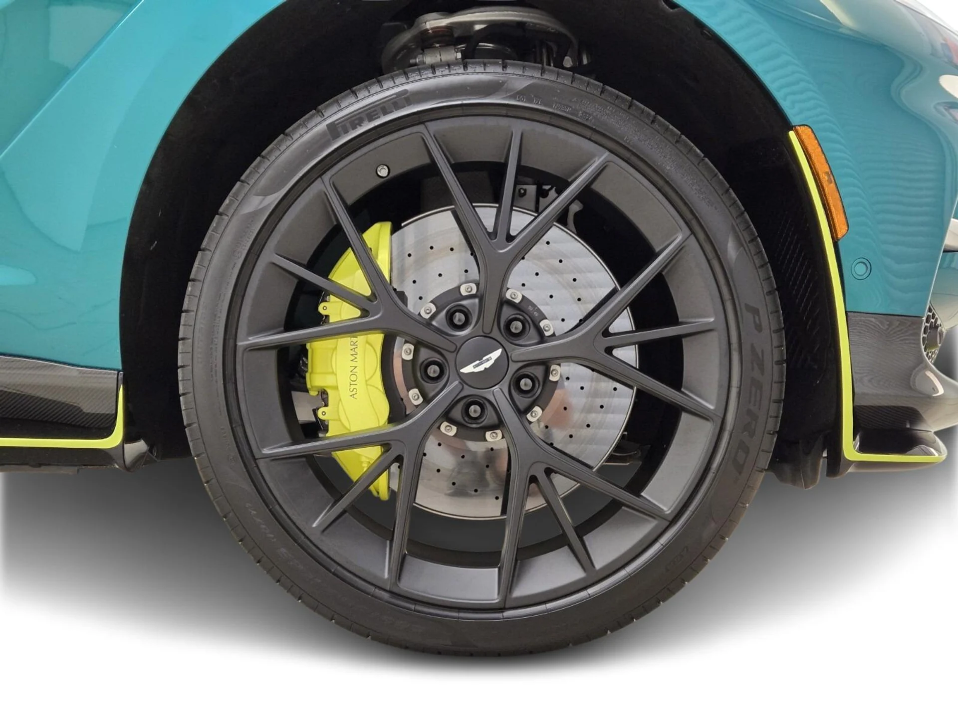 mph007_1174220105_New_2025_Aston_Martin_DBX_707_1753422038_6b7952904a