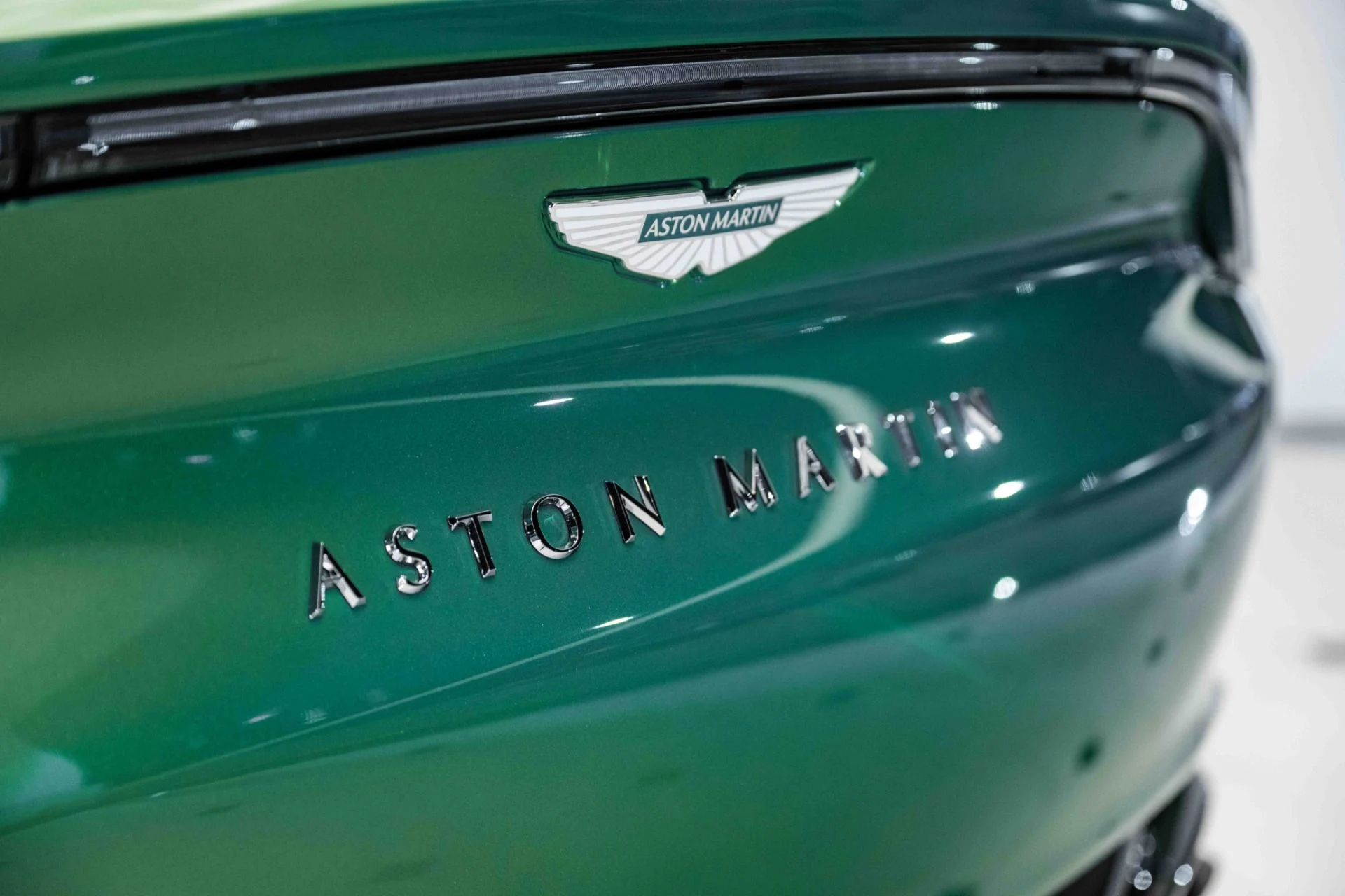 mph007_117787789_Used_2025_Aston_Martin_DBX_707_1730812755_91d10b4ad7