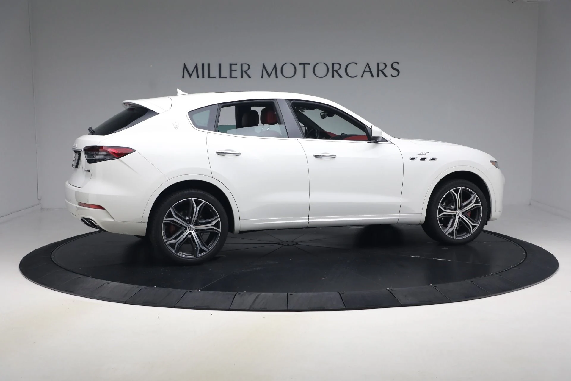 mph007_1180377292_Used_2023_Maserati_Levante_GT_1788557801_a2cc8cfb55
