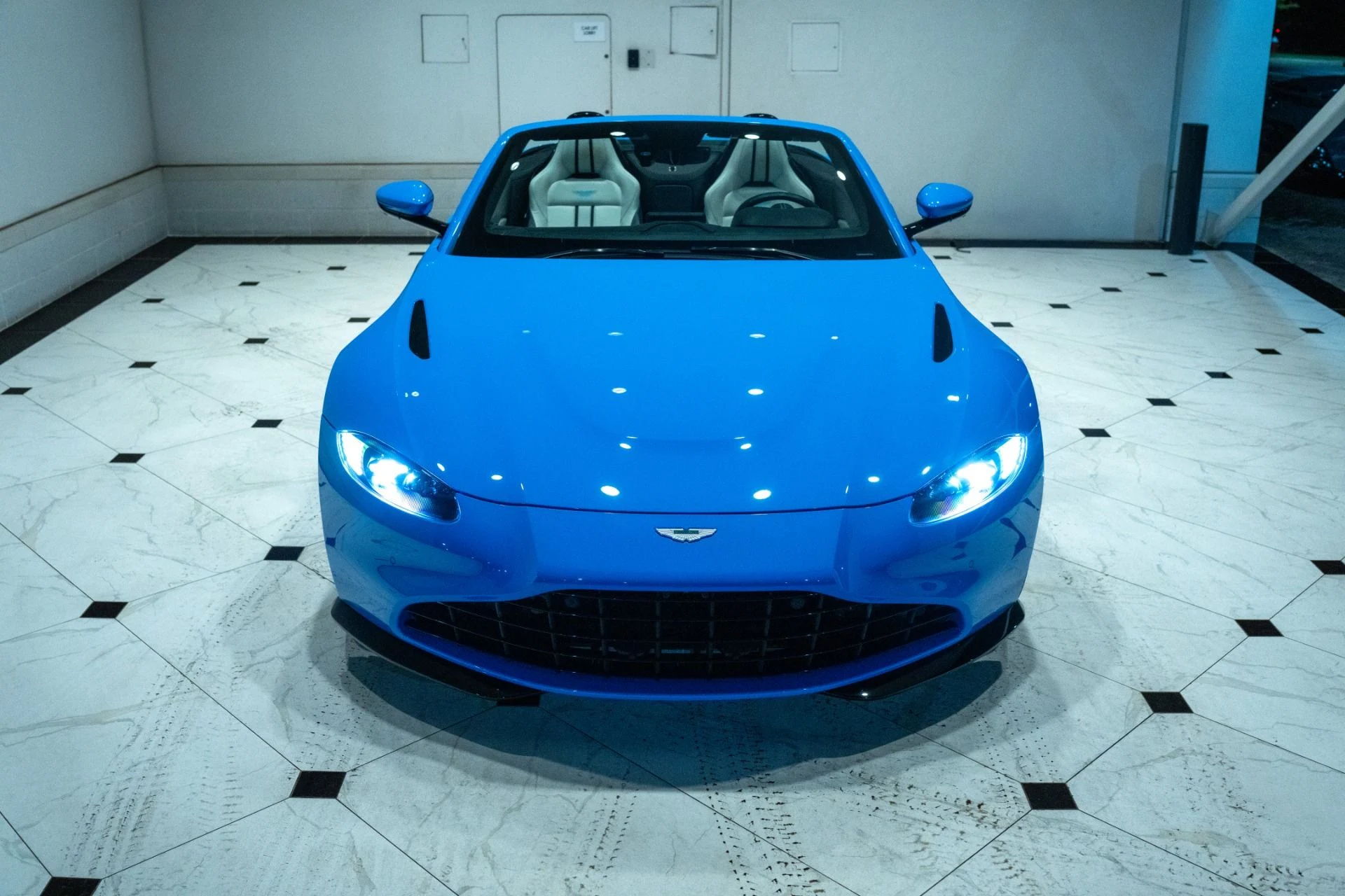 mph007_11890907_Used_2021_Aston_Martin_Vantage_1790591348_fbbe9e10cb