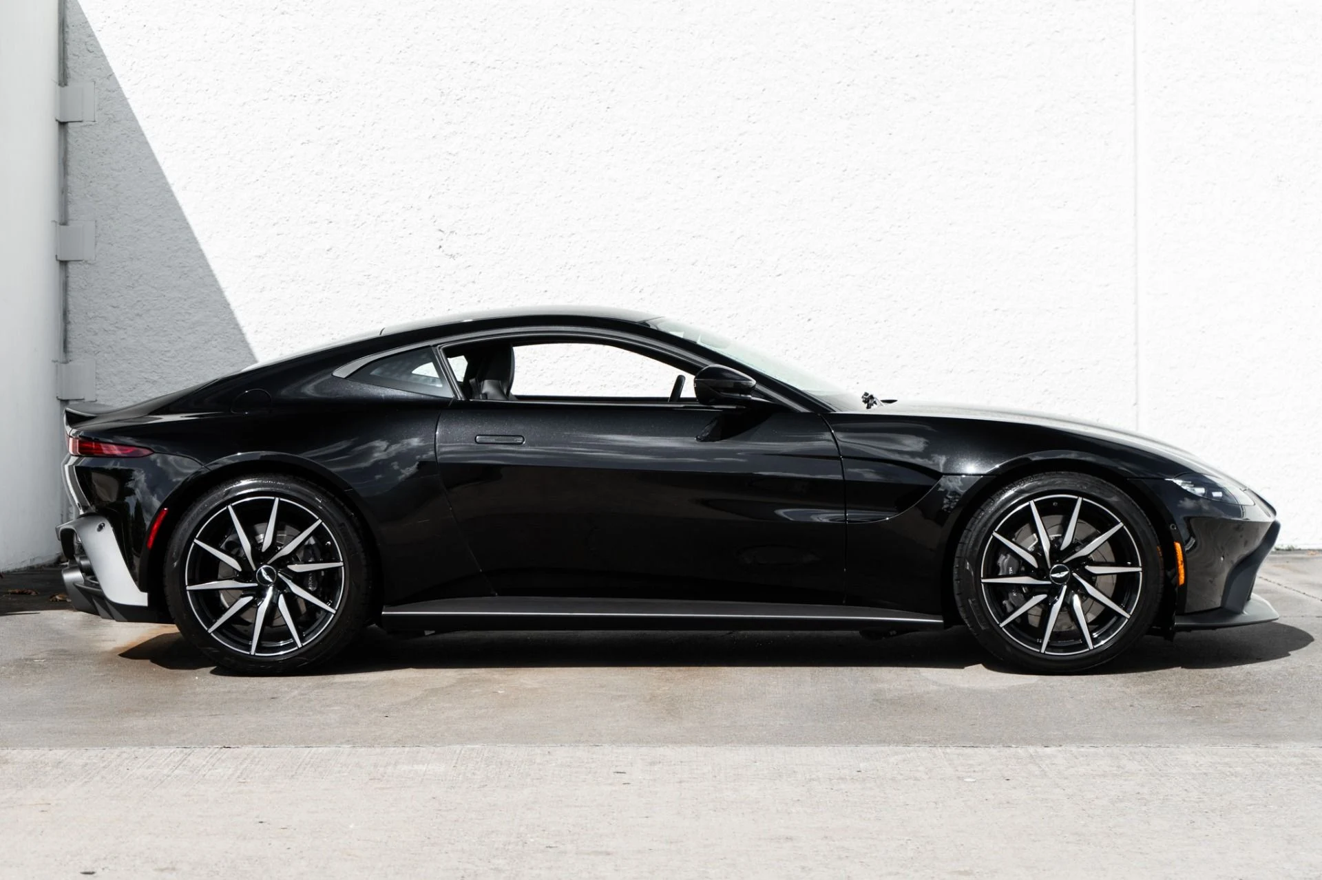 mph007_1204252540_Used_2019_Aston_Martin_Vantage_1789496200_0eab9c11a2