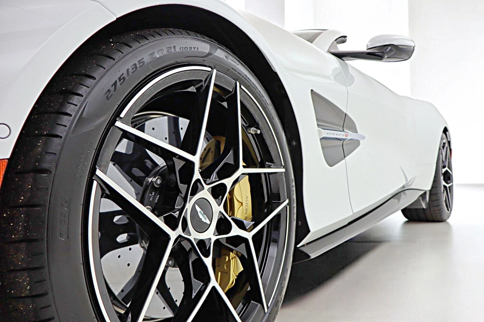 mph007_1217404628_New_2026_Aston_Martin_Vanquish_Volante_3f7dbbe0b5