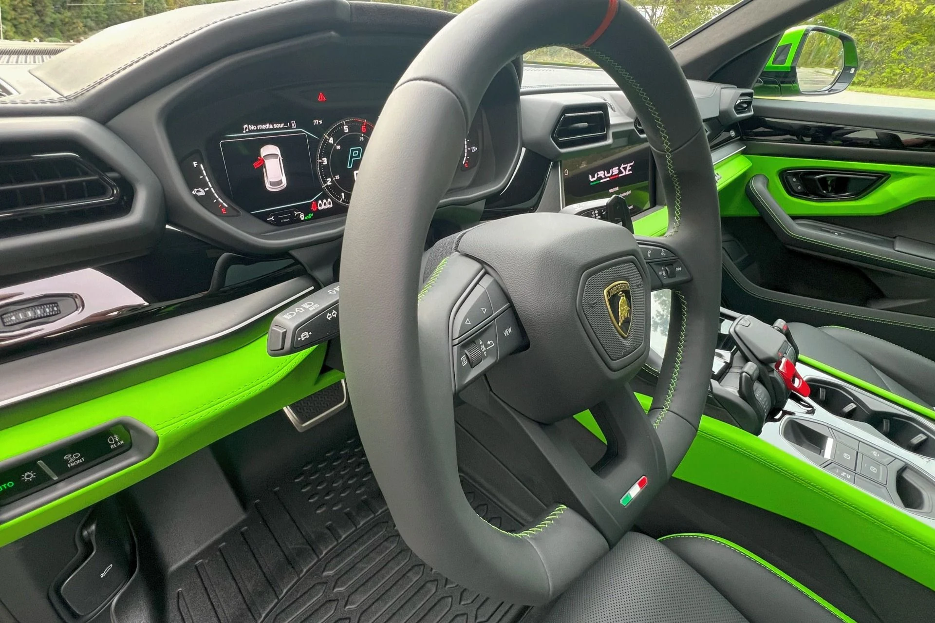 mph007_1224285871_Used_2025_Lamborghini_Urus_SE_1759230512_ce026fd826