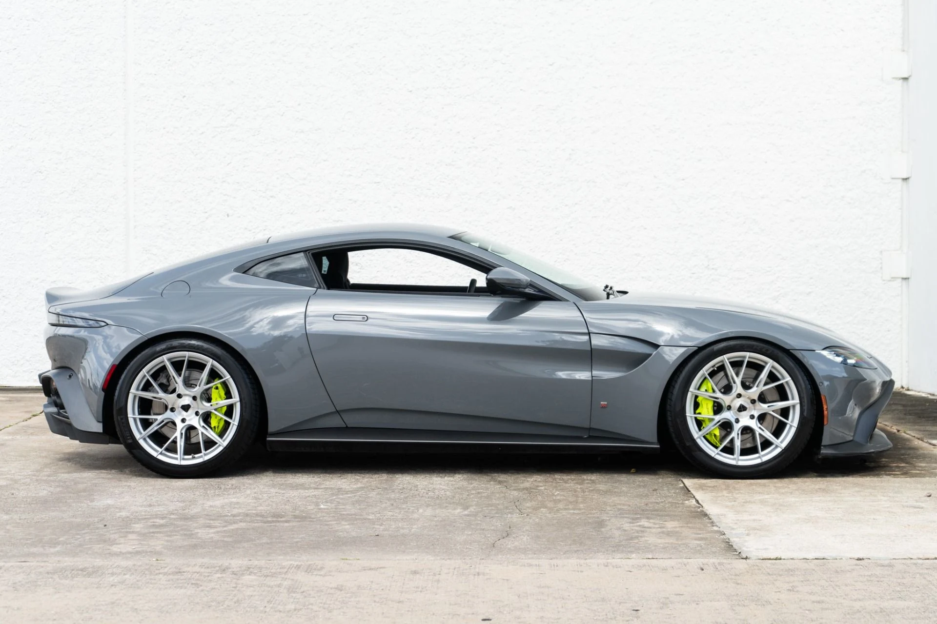 mph007_1237403010_Used_2020_Aston_Martin_Vantage_1781738280_f2d00e1648