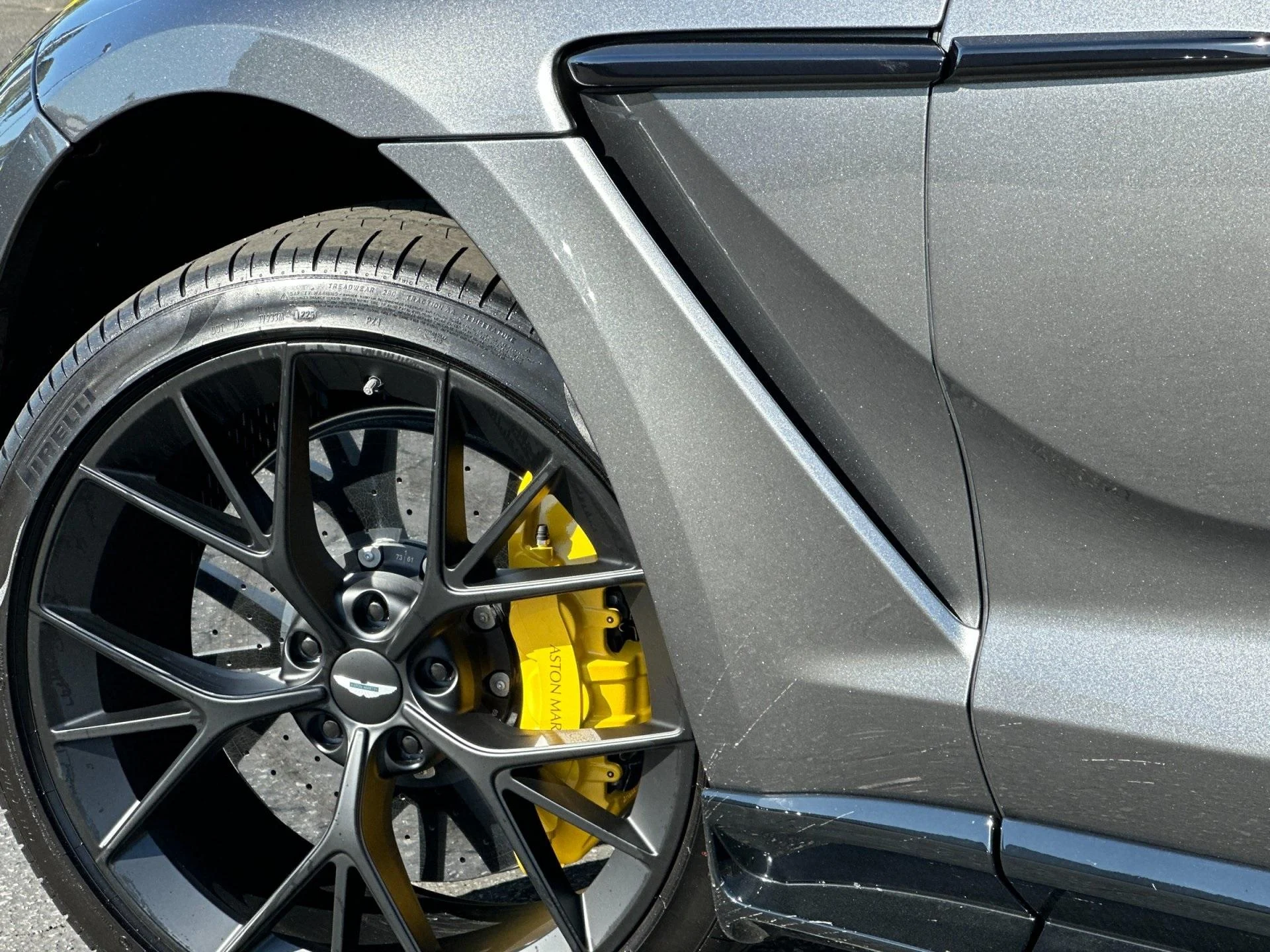 mph007_1238735372_New_2025_Aston_Martin_DBX_707_1758896234_2a3c47b211