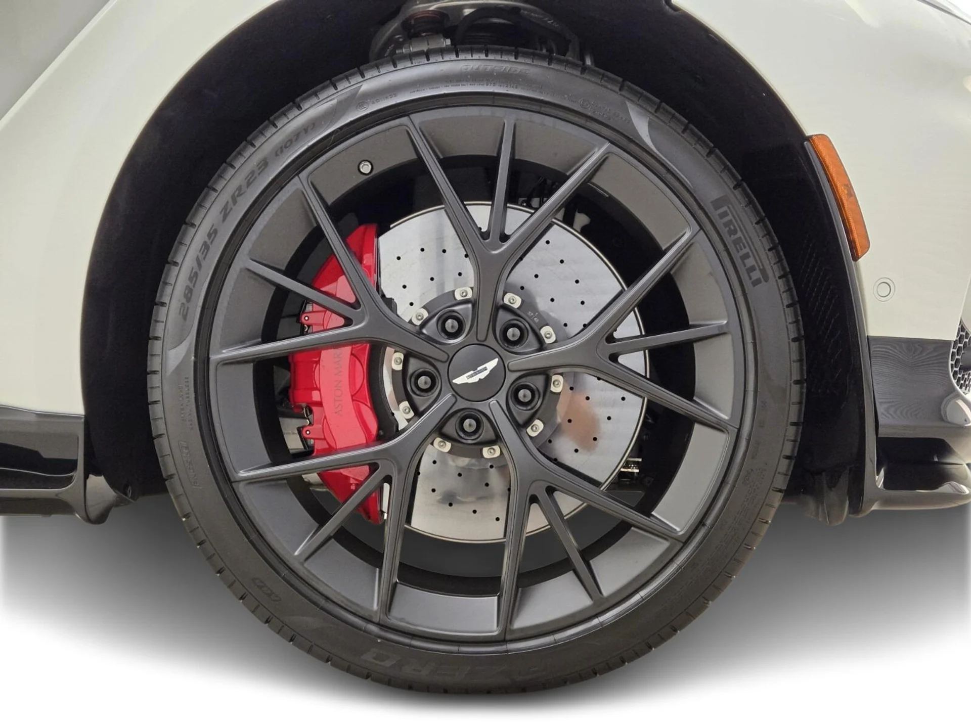 mph007_1242807673_Used_2025_Aston_Martin_DBX_707_1762583623_c4d5376207