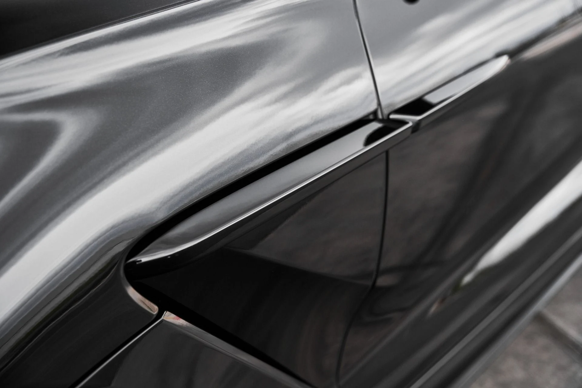 mph007_1243628295_Used_2025_Aston_Martin_DBX_707_1775007934_833d788d15