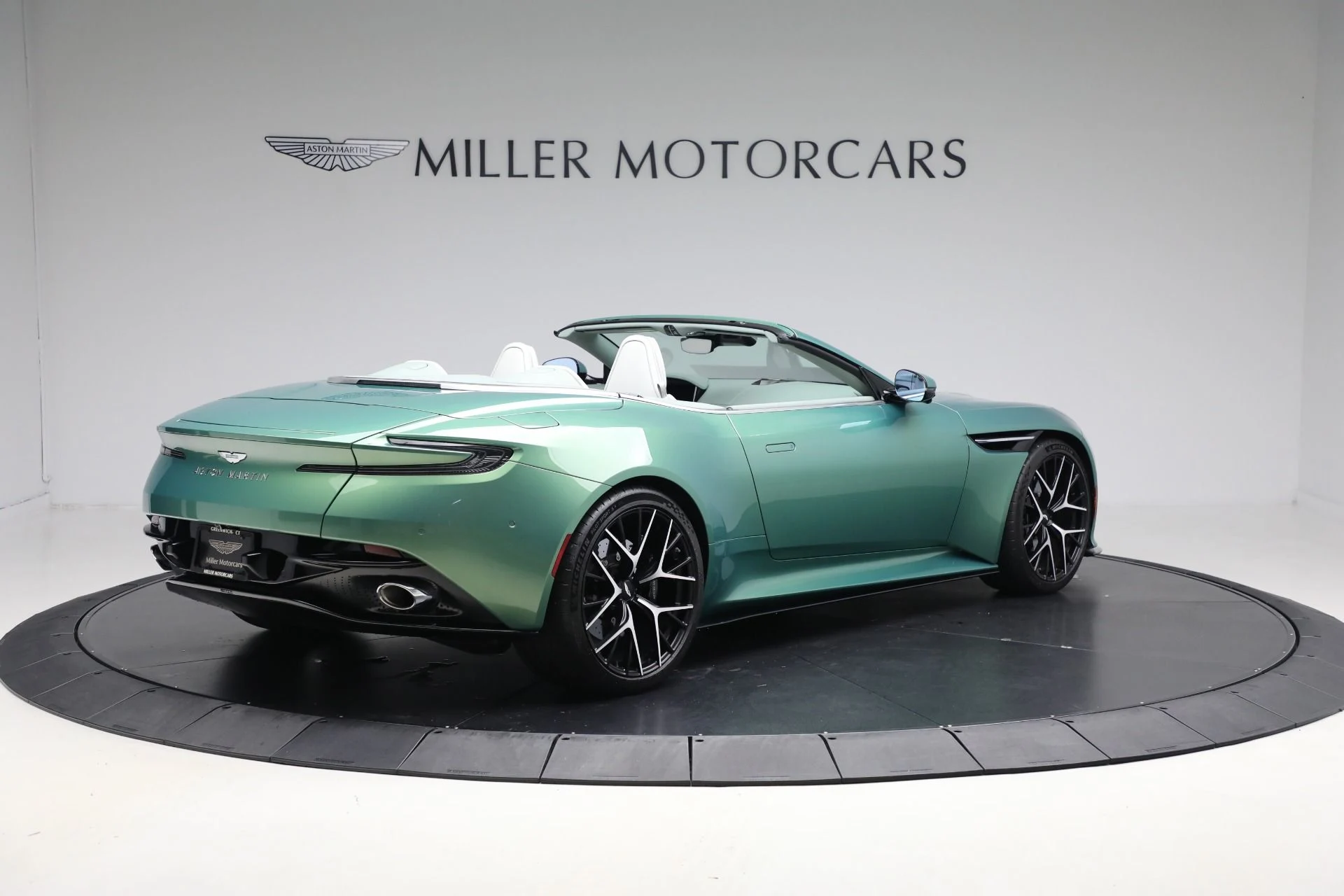 mph007_1245356196_New_2025_Aston_Martin_DB_12_Volante_b594a9bfad