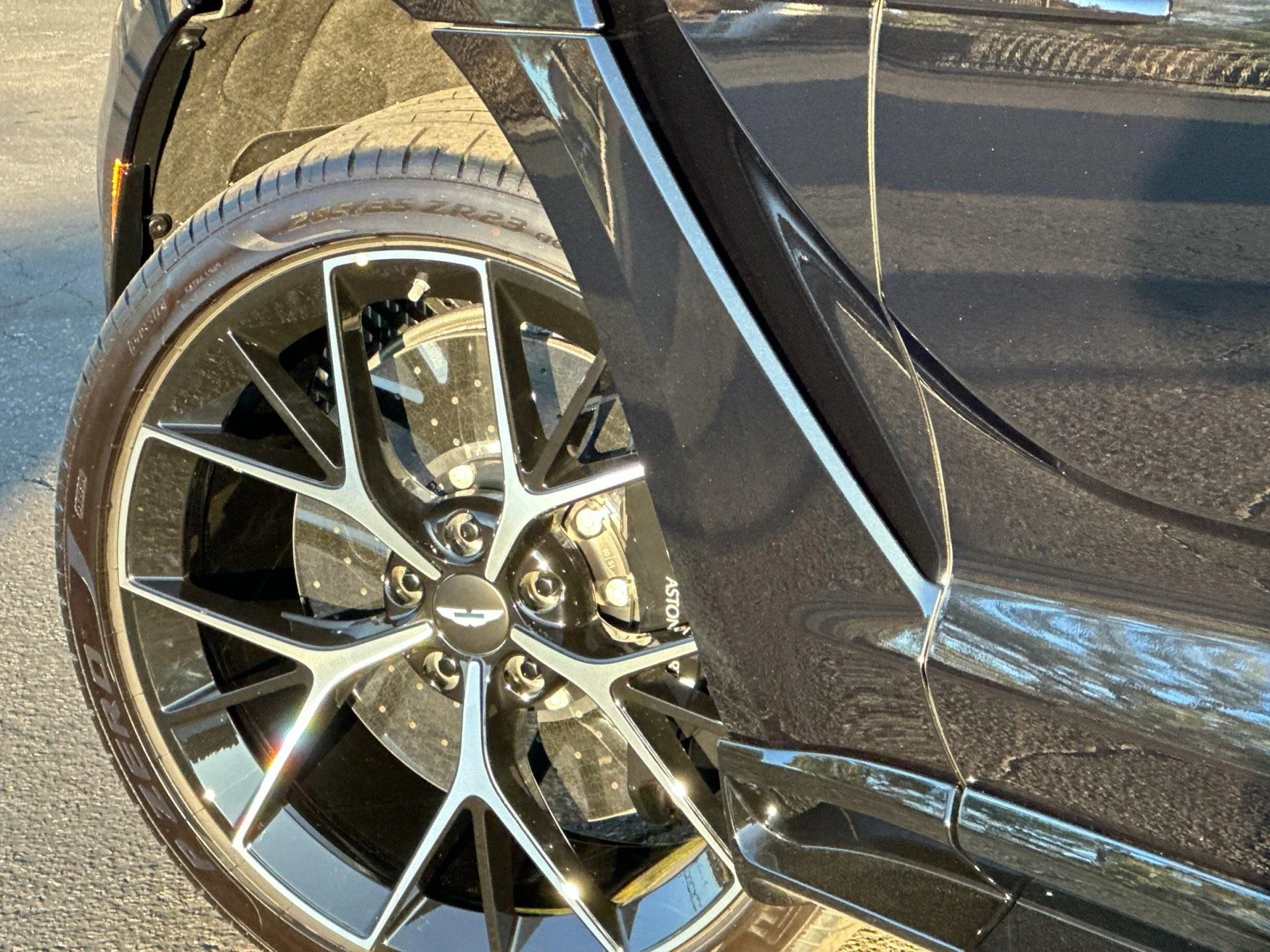 mph007_1248442108_New_2026_Aston_Martin_DBX_707_1765379214_667df30fb5