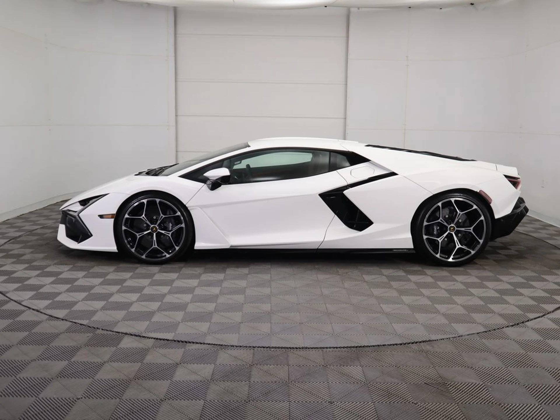 mph007_1300964923_used_2024_lamborghini_revuelto_coupe_8119_23017512_8_1024_d77385e063