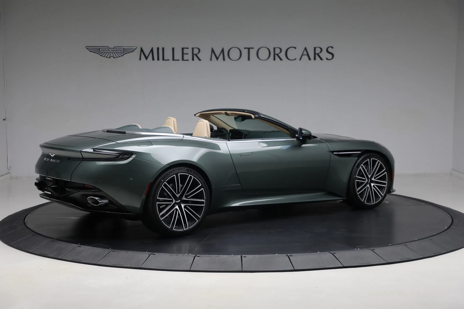 mph007_1442402363_New_2025_Aston_Martin_DB_12_Volante_a2de178e63