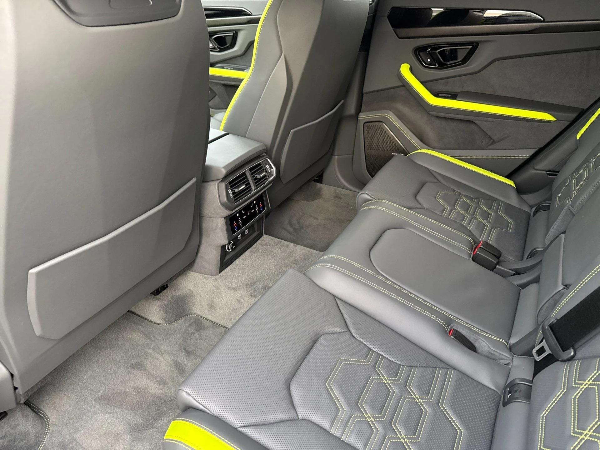 mph007_1464888119_New_2025_Lamborghini_Urus_SE_1770805144_8706463156
