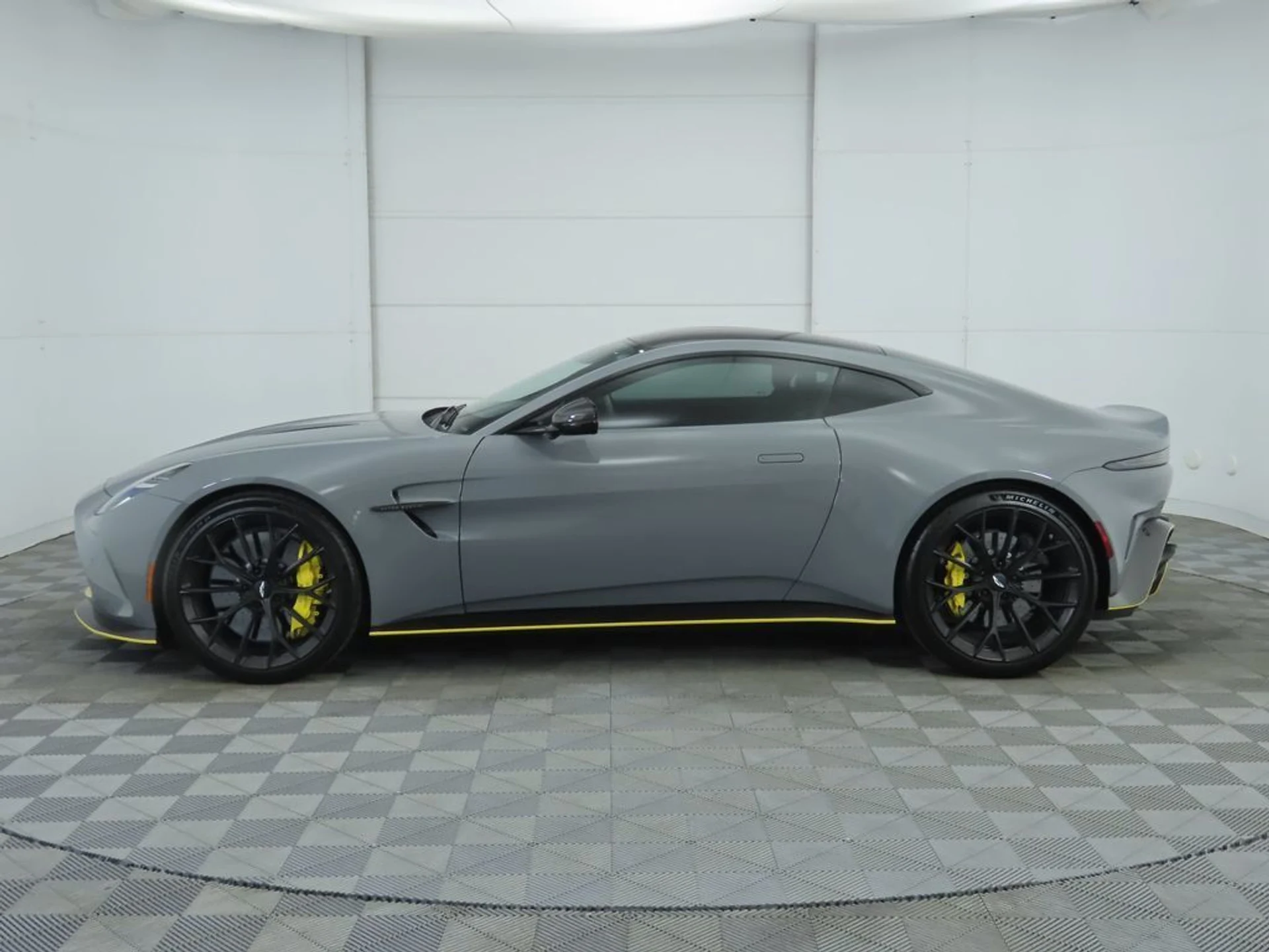 mph007_1516837097_used_2025_aston_martin_vantage_coupe_8119_22951526_8_1024_422c14683c