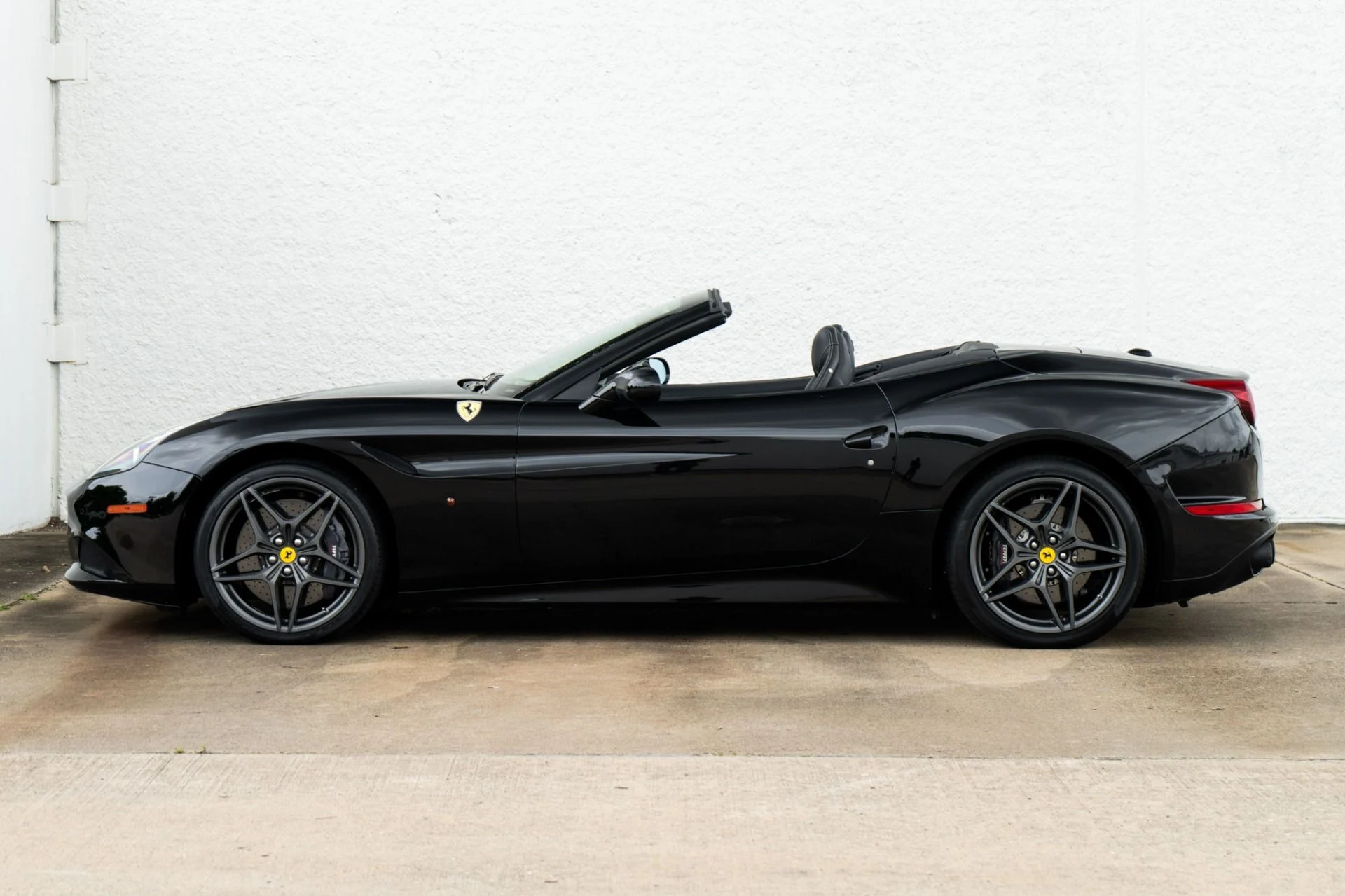 mph007_1543548810_Used_2018_Ferrari_California_T_1781897597_1924a2105e