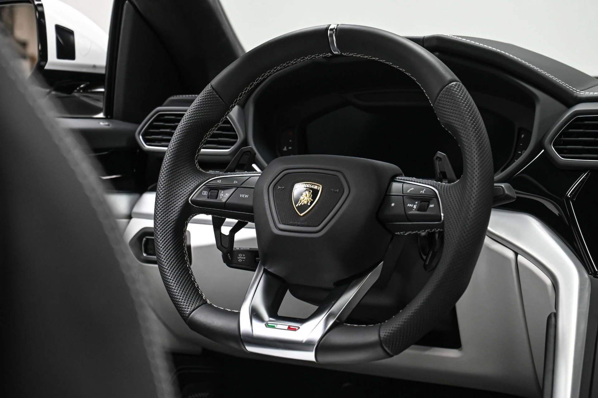 mph007_1569290491_Used_2020_Lamborghini_Urus_1770313419_8e7a542d80