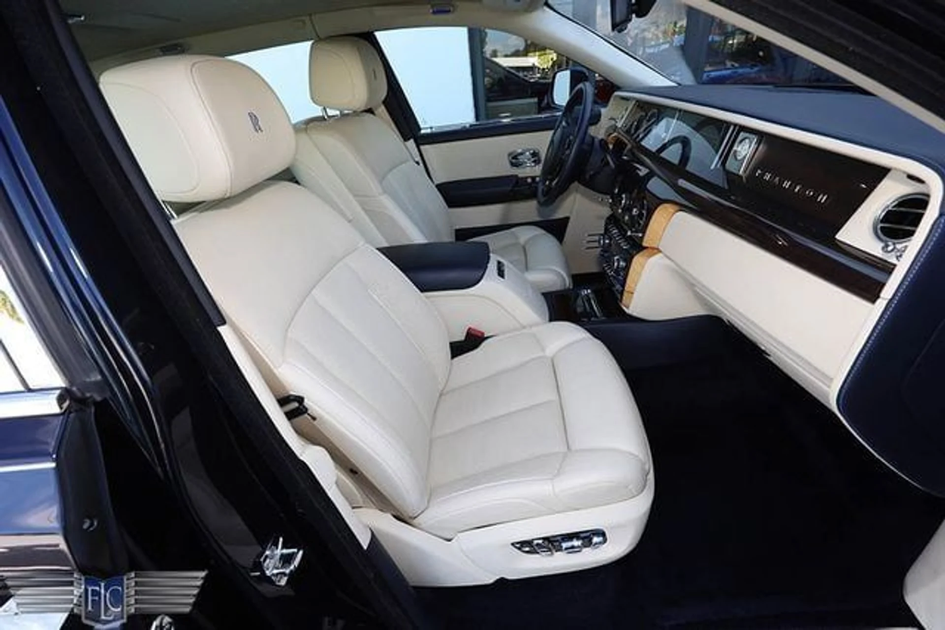 mph007_1580328601_used_2018_rolls_royce_phantom_sedan_6305_22718398_12_640_d9a468534f