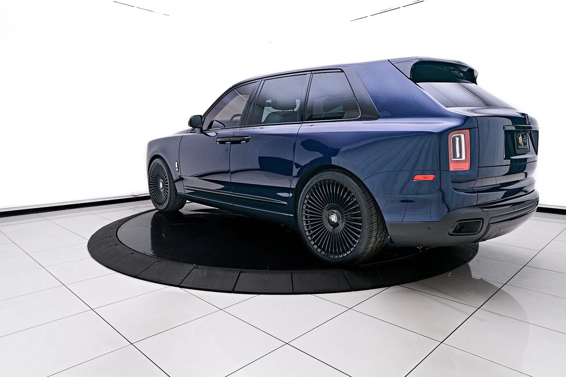 mph007_1594959625_Used_2023_Rolls_Royce_Cullinan_Base_1745954360_b430b9d66c