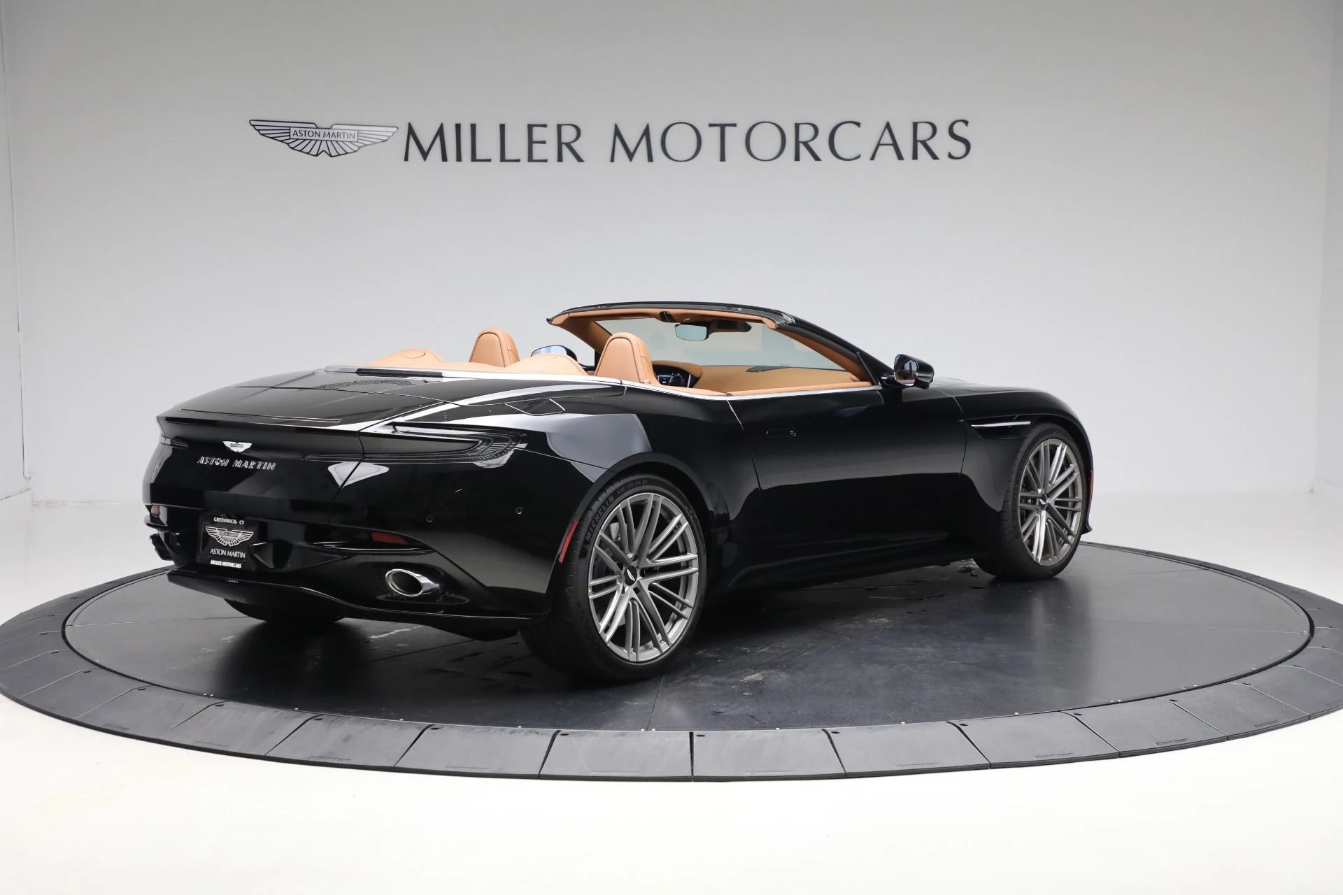 mph007_1631958616_New_2025_Aston_Martin_DB_12_Volante_b92a512cb9