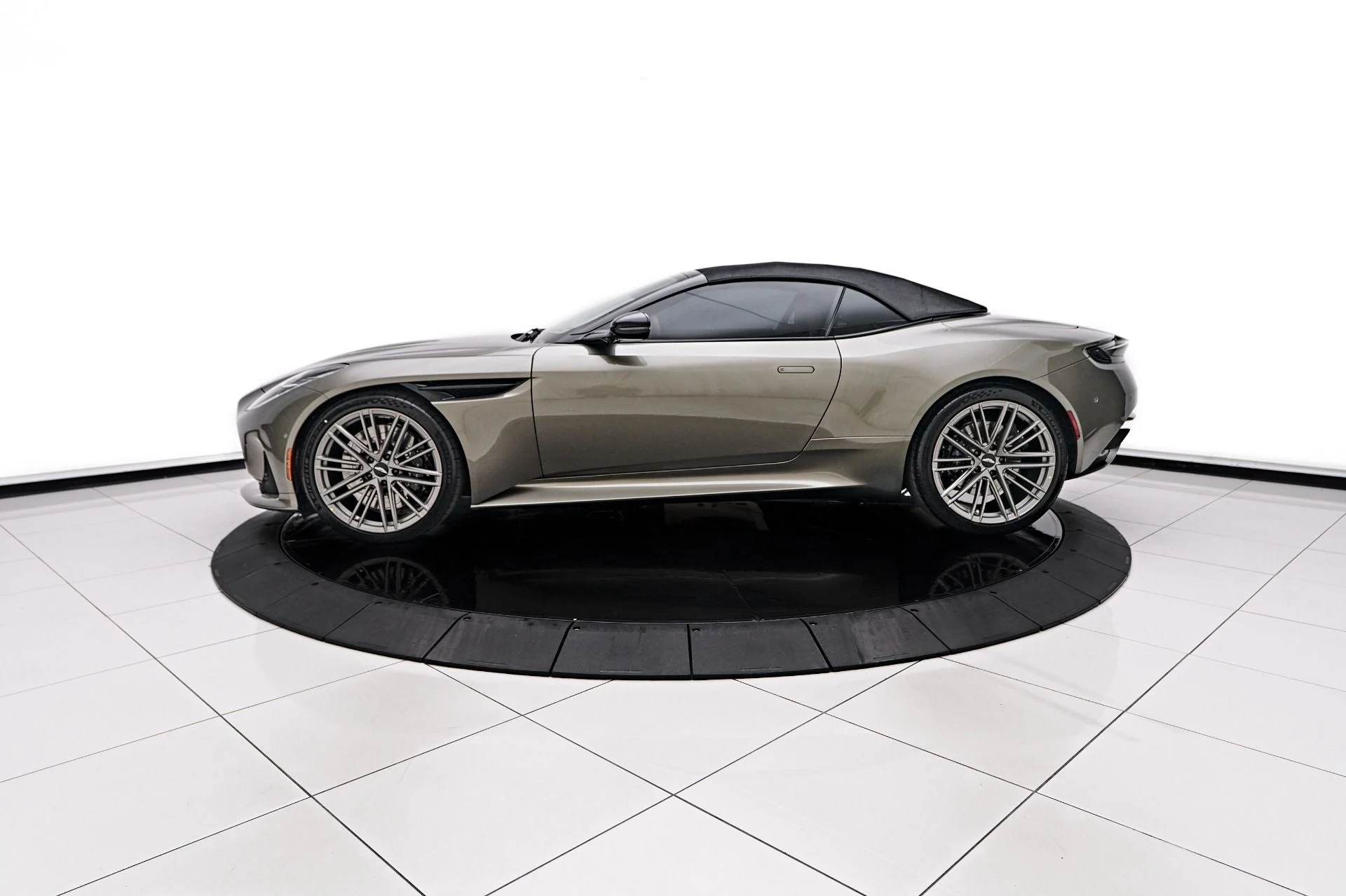 mph007_1701589733_Used_2024_Aston_Martin_DB_12_Volante_1731606794_17ab66ca94